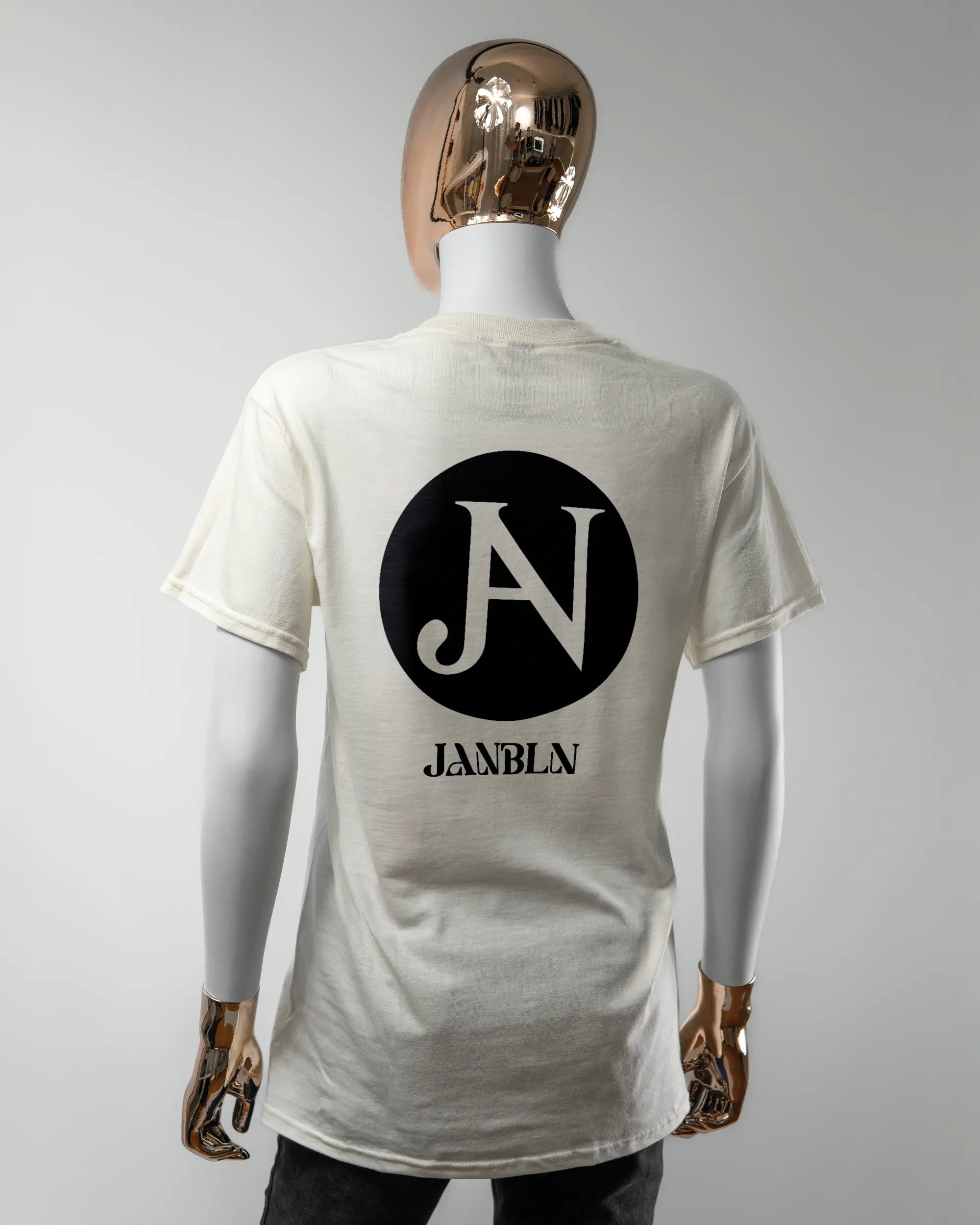 Rückseite des Basic Unisex T-Shirt Regular von Maondo mit dem Design JB1 in der Farbe White und in der Größe S getragen von einer femininen Puppe