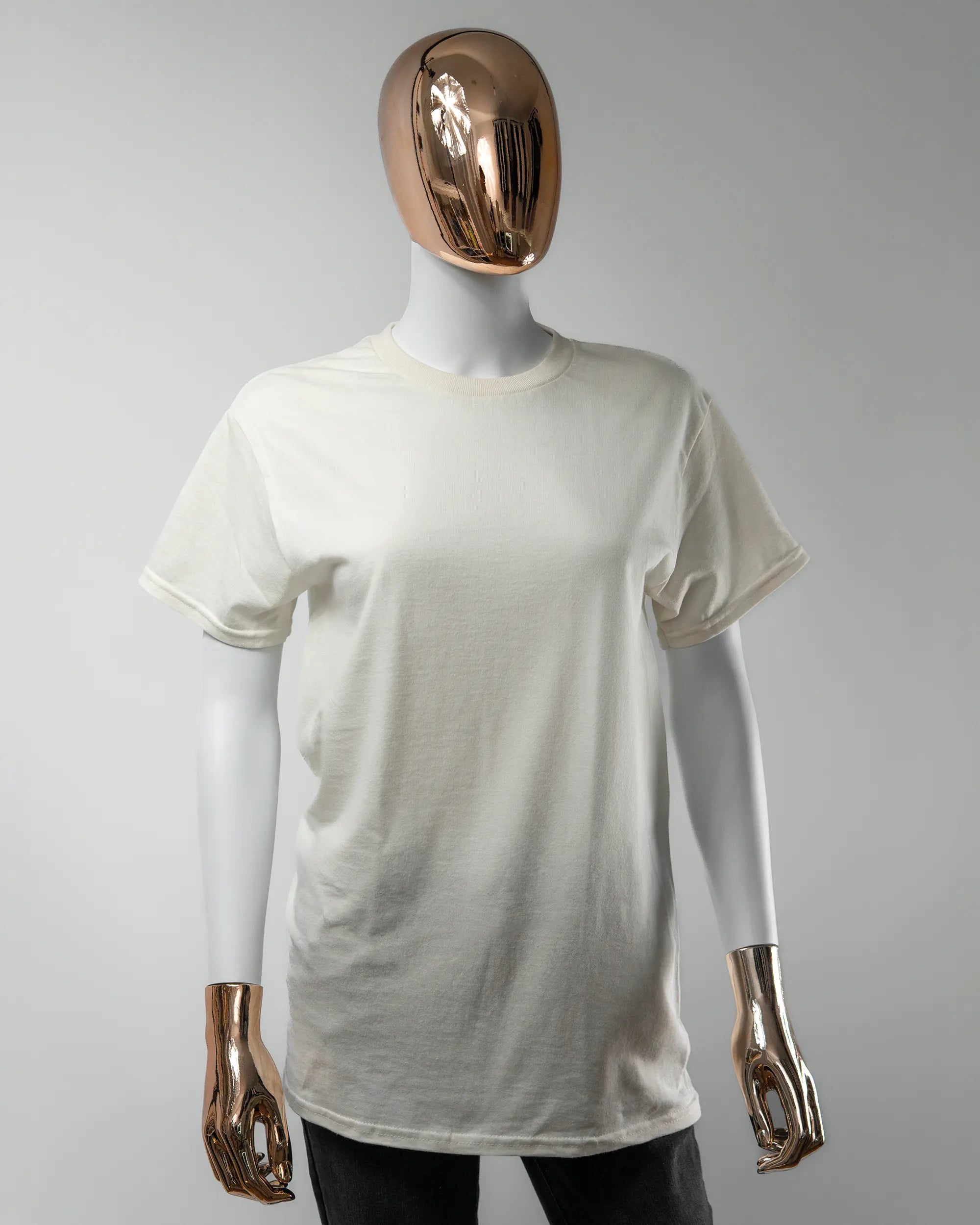 Vorderseite des Basic Unisex T-Shirt Regular von Maondo ohne Motiv in der Farbe White und in der Größe S getragen von einer femininen Puppe