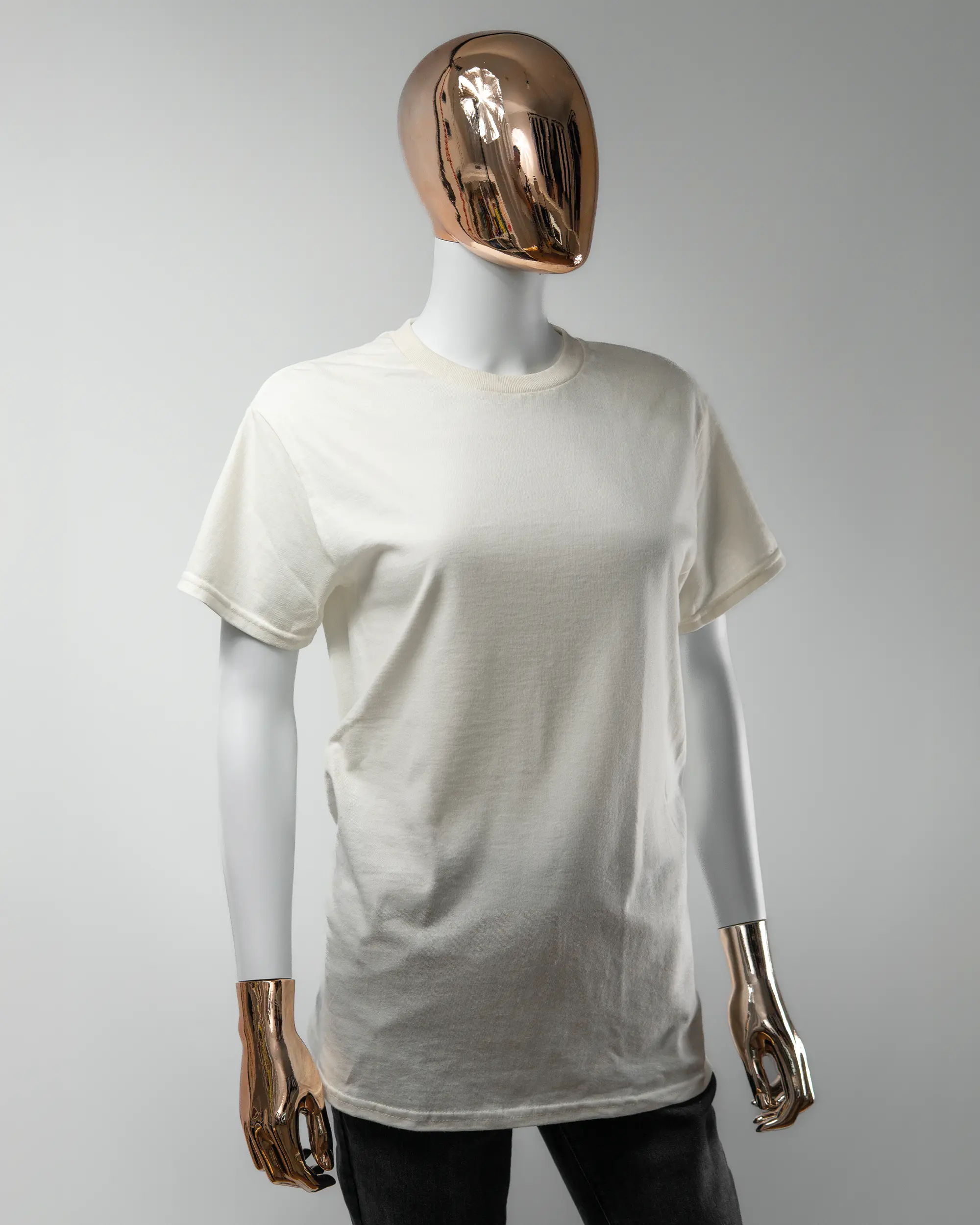 Vorderseite des Basic Unisex T-Shirt Regular von Maondo ohne Motiv in der Farbe White und in der Größe S getragen von einer femininen Puppe