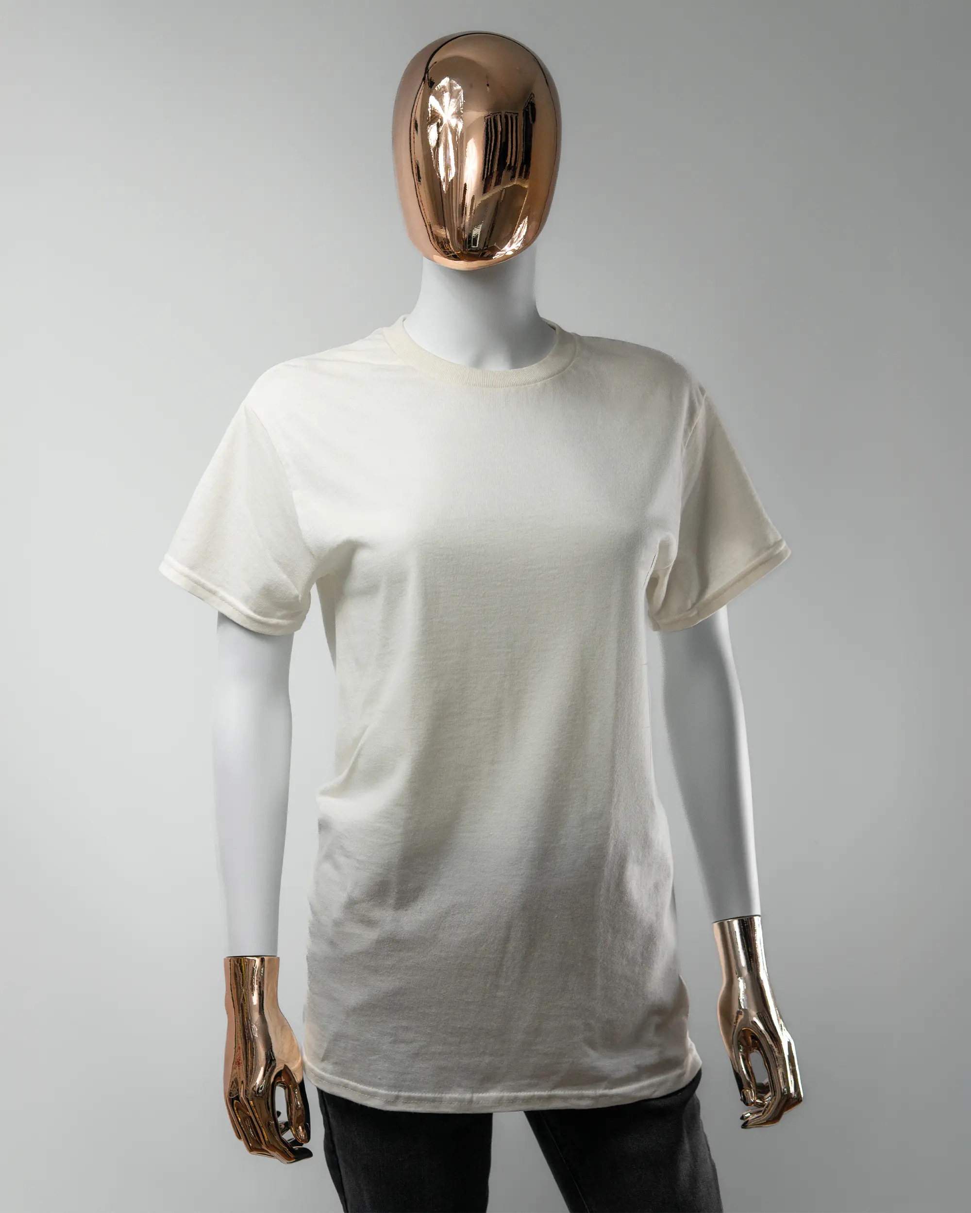 Vorderseite des Basic Unisex T-Shirt Regular von Maondo ohne Motiv in der Farbe White und in der Größe S getragen von einer femininen Puppe