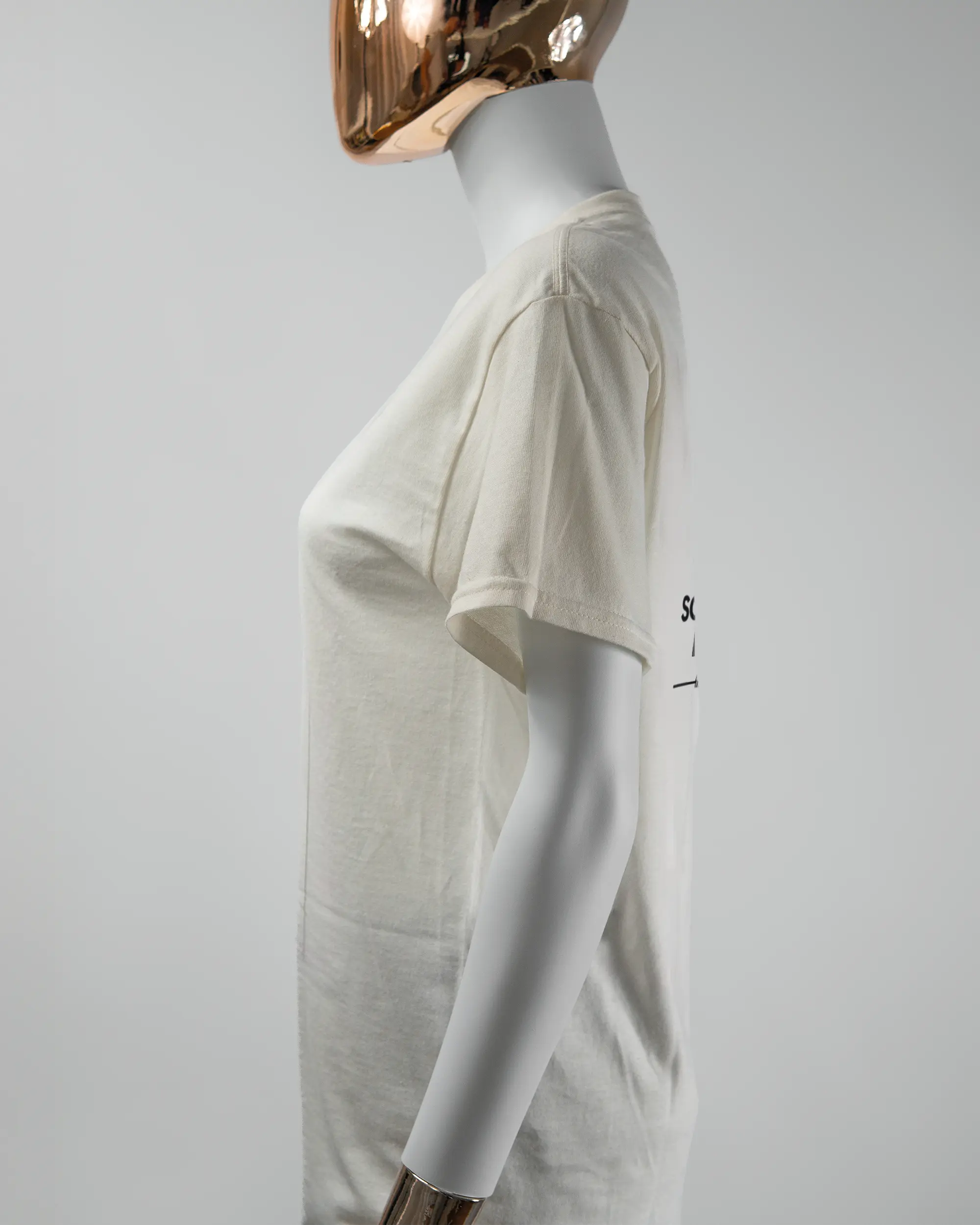 Seitenansicht des Basic Unisex T-Shirt Regular von Maondo mit dem Design Eins nach dem Annern hinten in der Farbe White und in der Größe S getragen von einer femininen Puppe