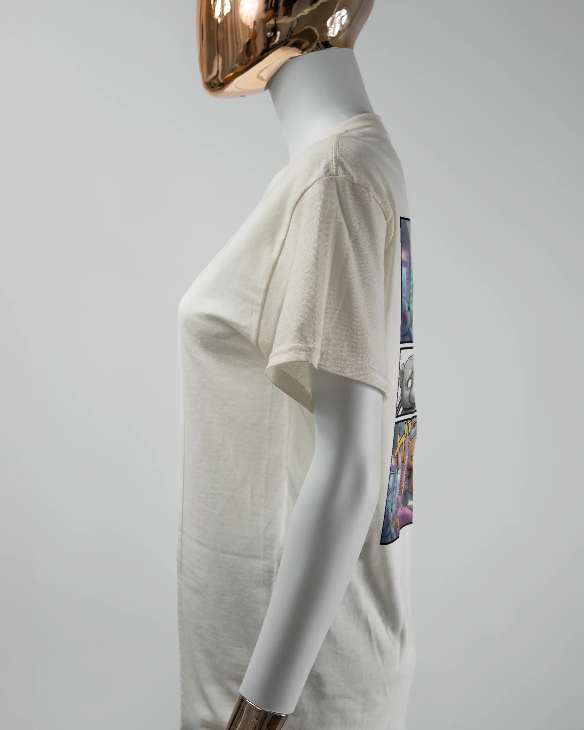 Seitenansicht des Basic Unisex T-Shirt Regular von Maondo mit dem Design Manga Stoff hinten in der Farbe White und in der Größe S getragen von einer femininen Puppe