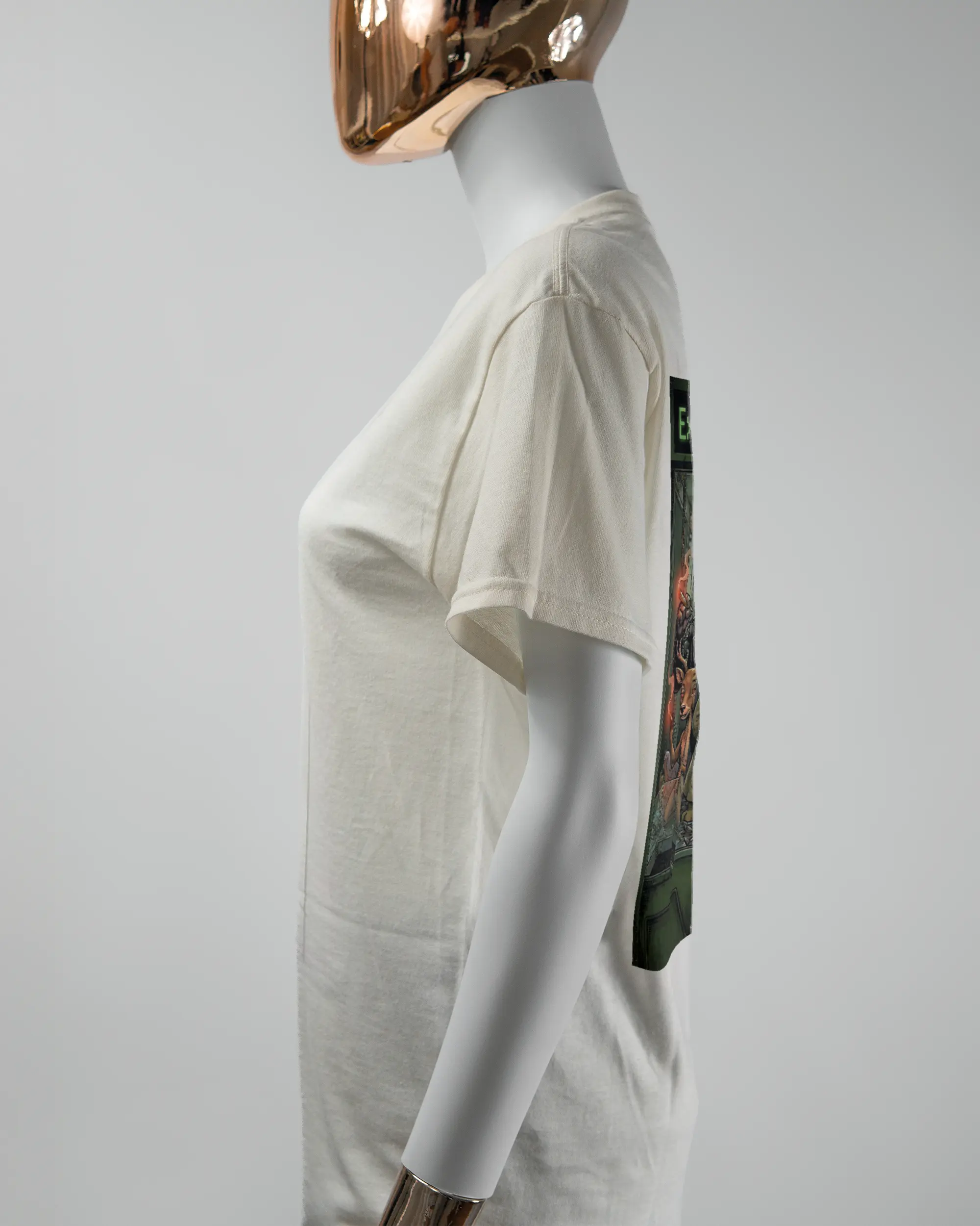 Seitenansicht des Basic Unisex T-Shirt Regular von Maondo mit dem Design Extrabreit hinten in der Farbe White und in der Größe S getragen von einer femininen Puppe