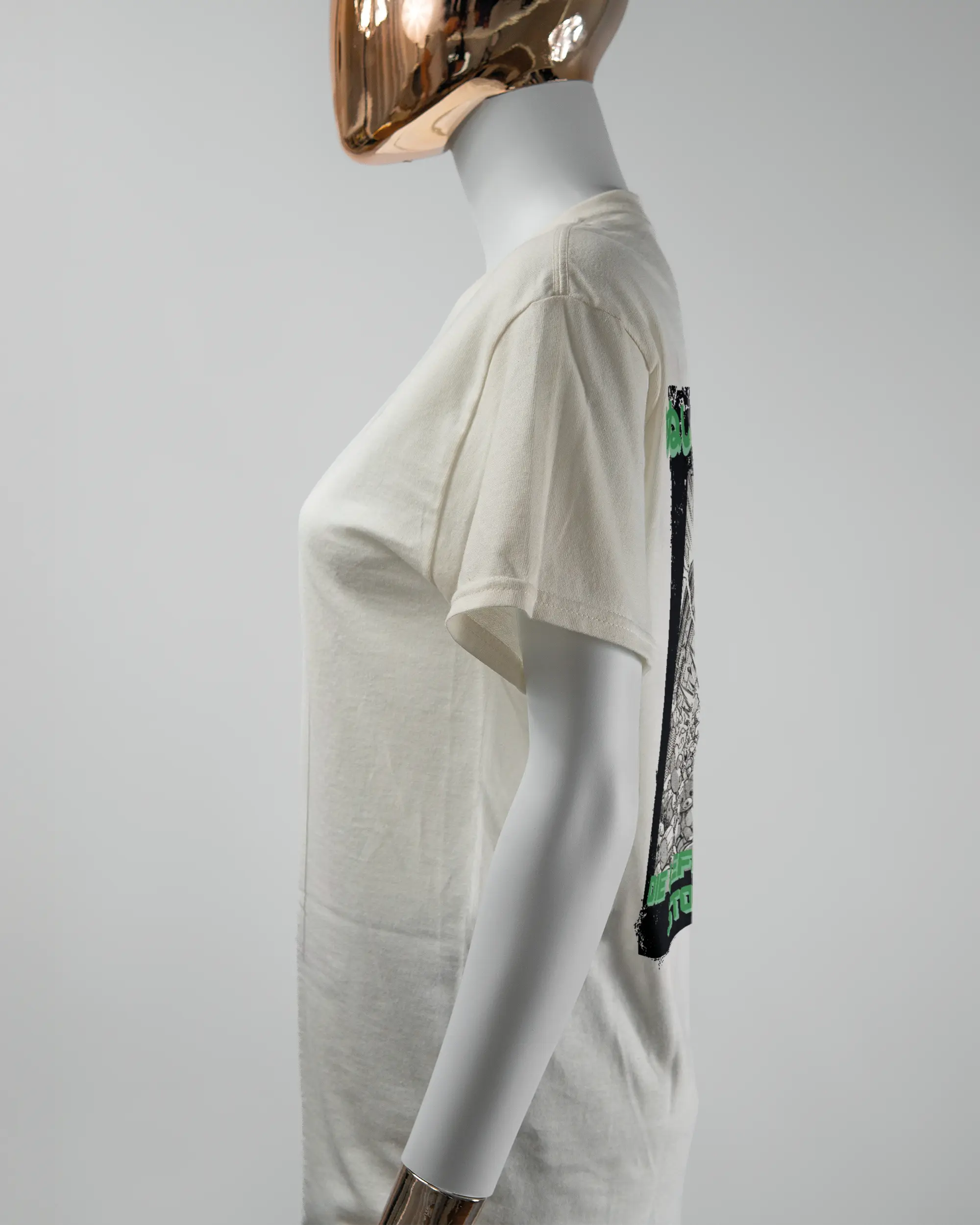 Seitenansicht des Basic Unisex T-Shirt Regular von Maondo mit dem Design Save 1 Stofftier hinten in der Farbe White und in der Größe S getragen von einer femininen Puppe