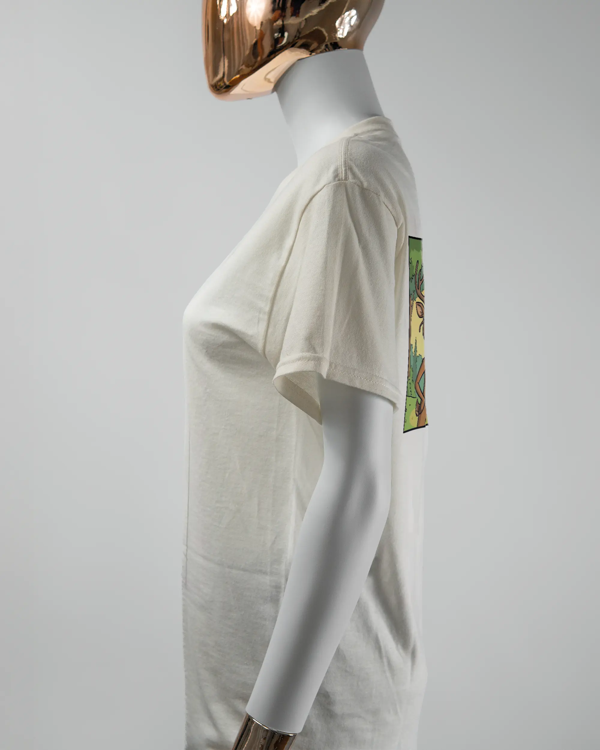 Seitenansicht des Basic Unisex T-Shirt Regular von Maondo mit dem Design Vollspannung hinten in der Farbe White und in der Größe S getragen von einer femininen Puppe