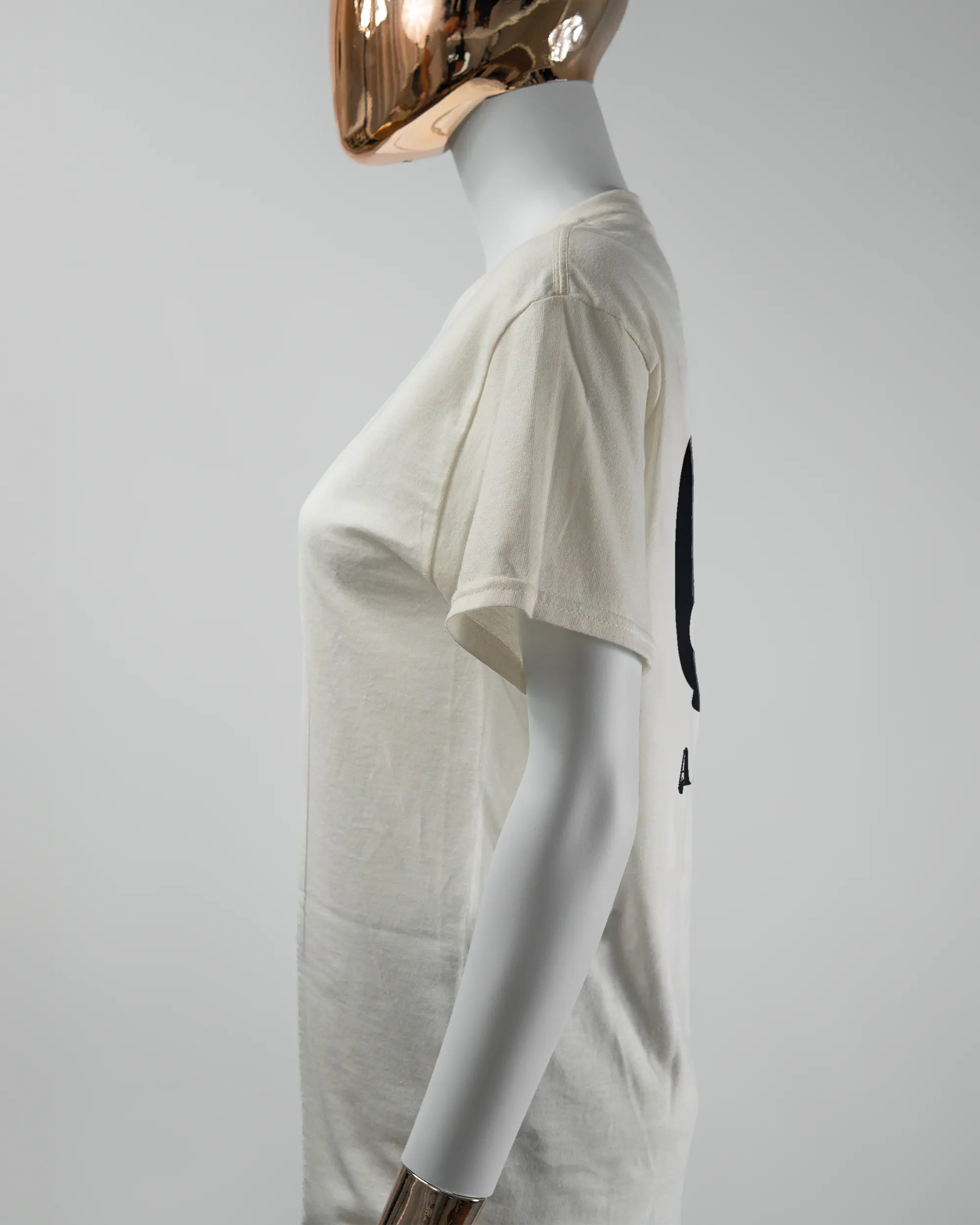 Seitenansicht des Basic Unisex T-Shirt Regular von Maondo mit dem Design JB1 hinten in der Farbe White und in der Größe S getragen von einer femininen Puppe