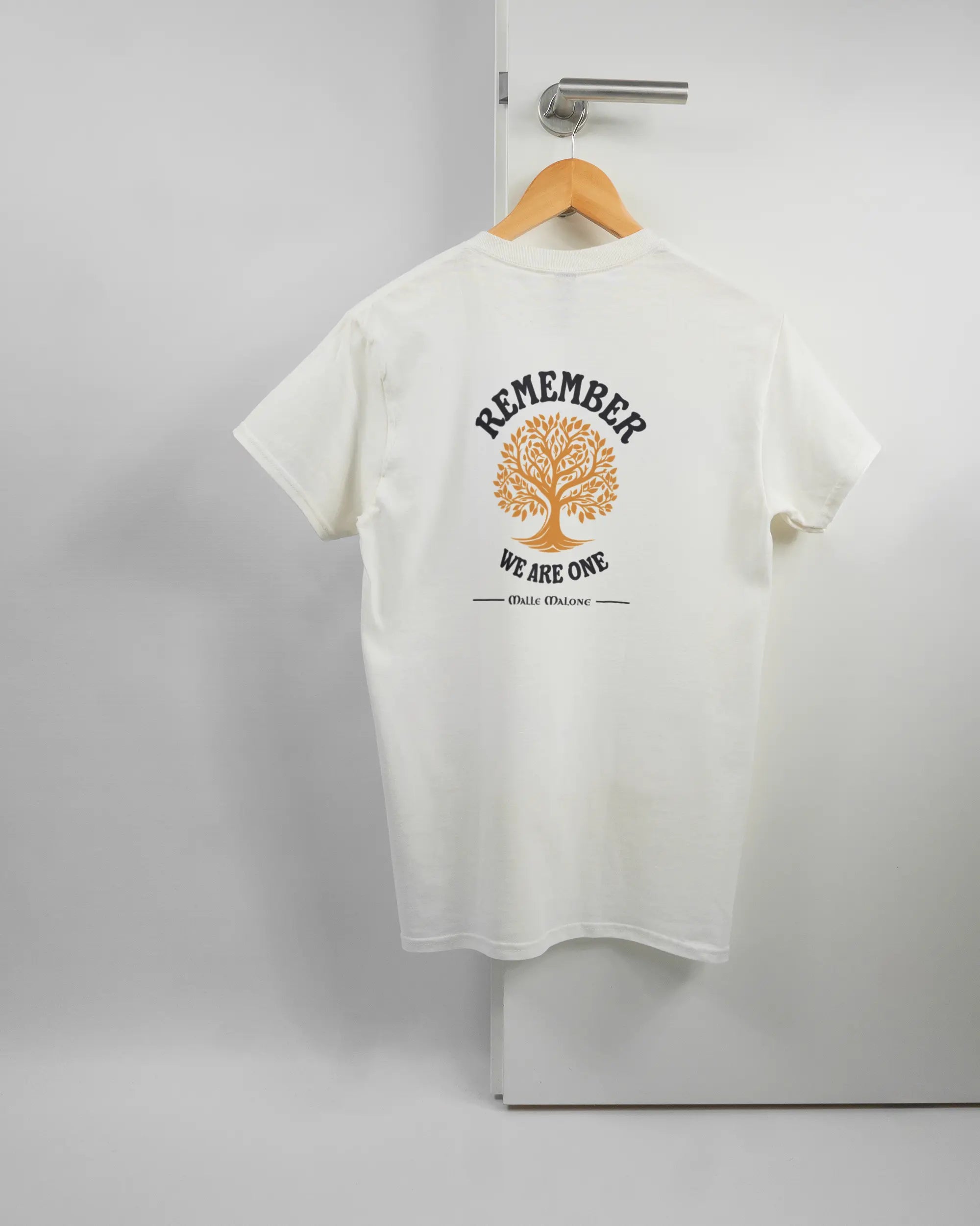 Rückseite des Basic Unisex T-Shirt Regular von Maondo mit dem Design We are one in der Farbe White und in der Größe S auf einem Bügel an der Türklinke aufgehängt