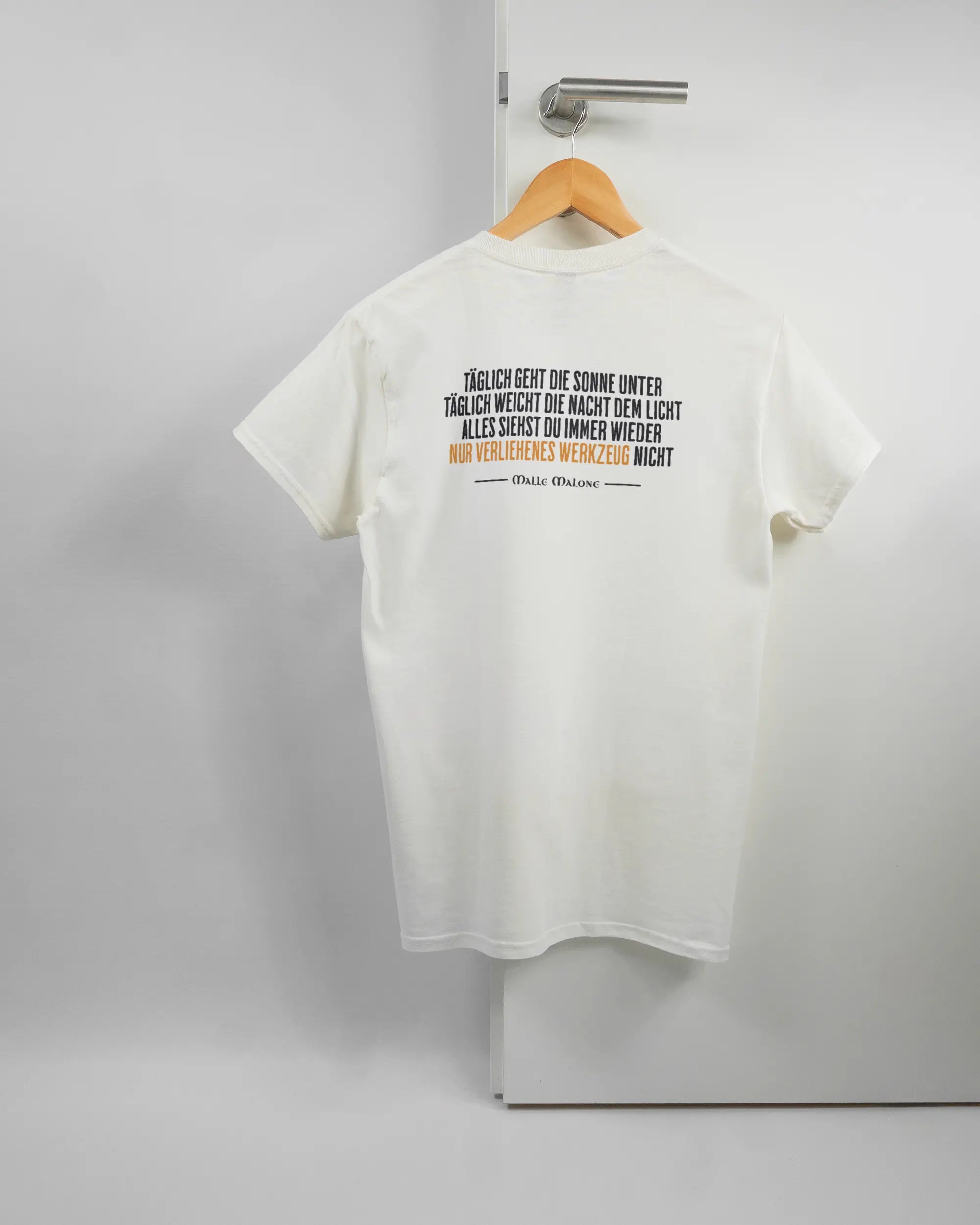 Rückseite des Basic Unisex T-Shirt Regular von Maondo mit dem Design Wegzeug in der Farbe White und in der Größe S auf einem Bügel an der Türklinke aufgehängt