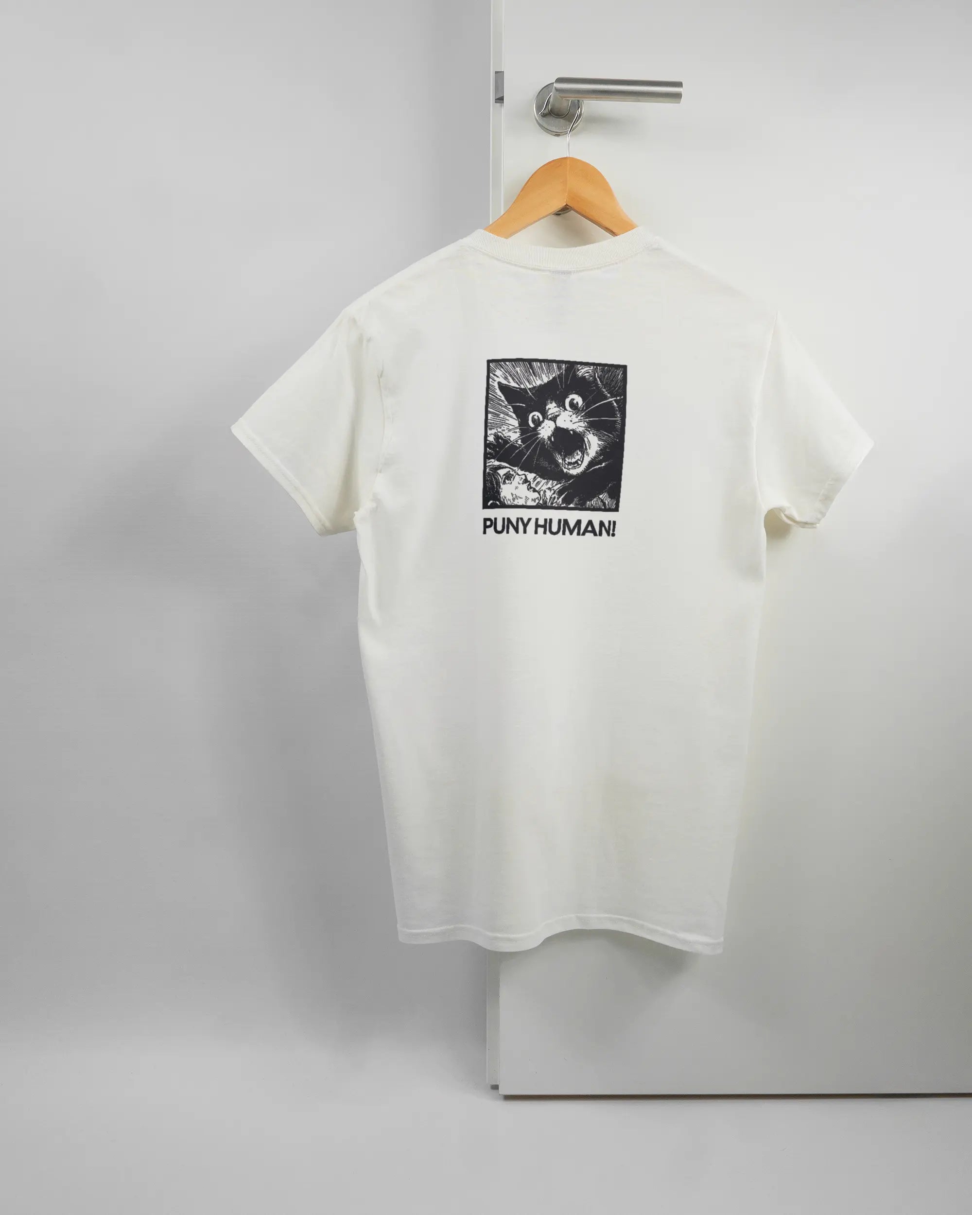Rückseite des Basic Unisex T-Shirt Regular von Maondo mit dem Design Puny Human in der Farbe White und in der Größe S auf einem Bügel an der Türklinke aufgehängt