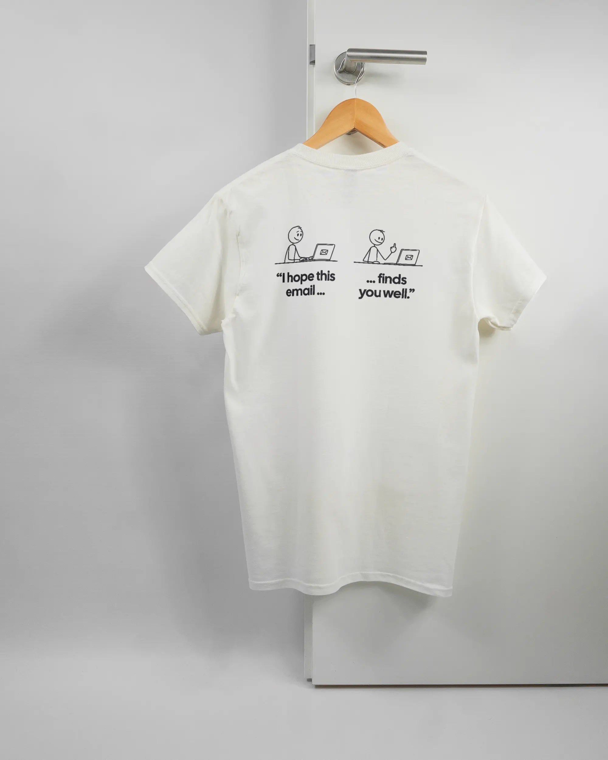 Rückseite des Basic Unisex T-Shirt Regular von Maondo mit dem Design Found me not well in der Farbe White und in der Größe S auf einem Bügel an der Türklinke aufgehängt