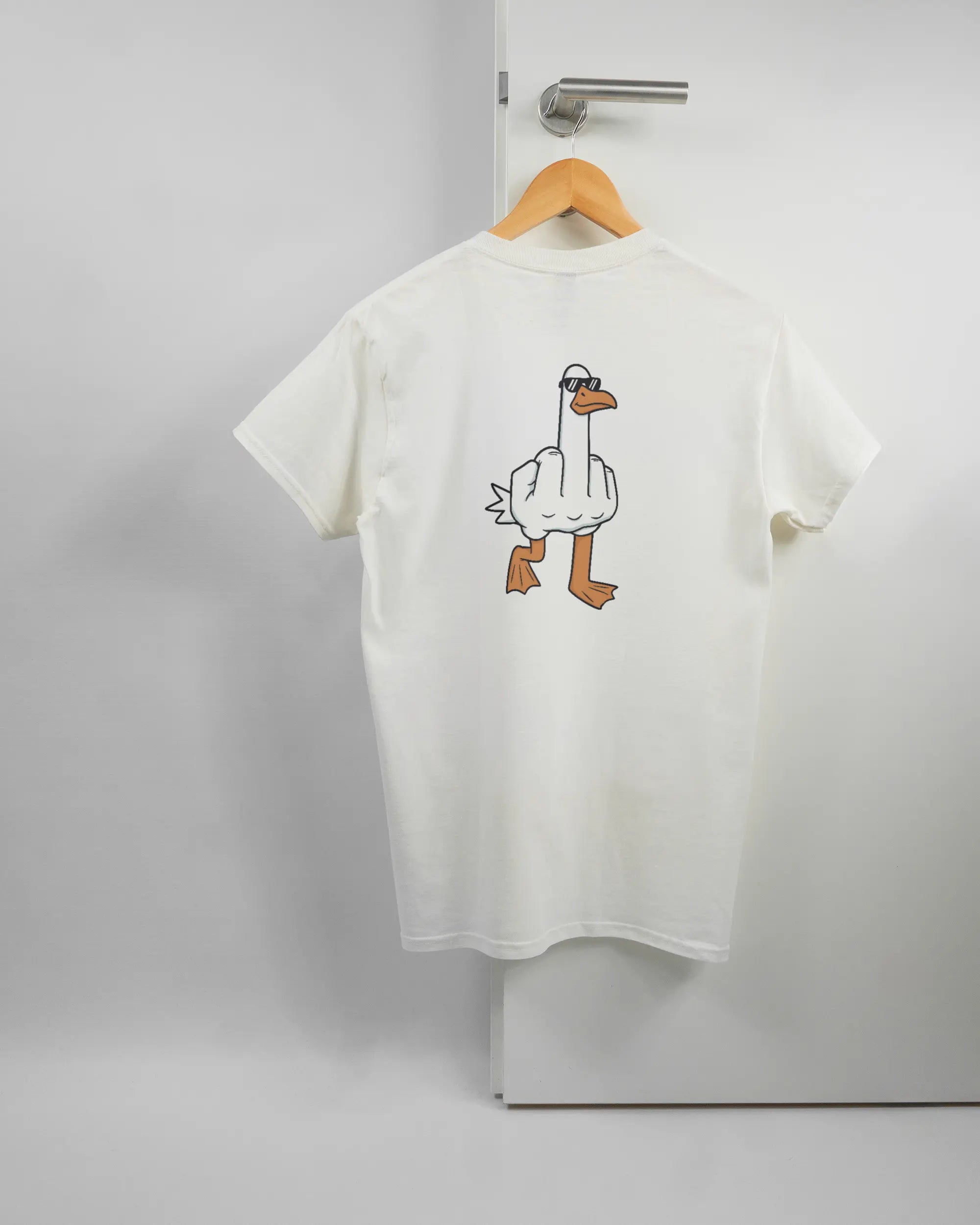 Rückseite des Basic Unisex T-Shirt Regular von Maondo mit dem Design I give a duck in der Farbe White und in der Größe S auf einem Bügel an der Türklinke aufgehängt