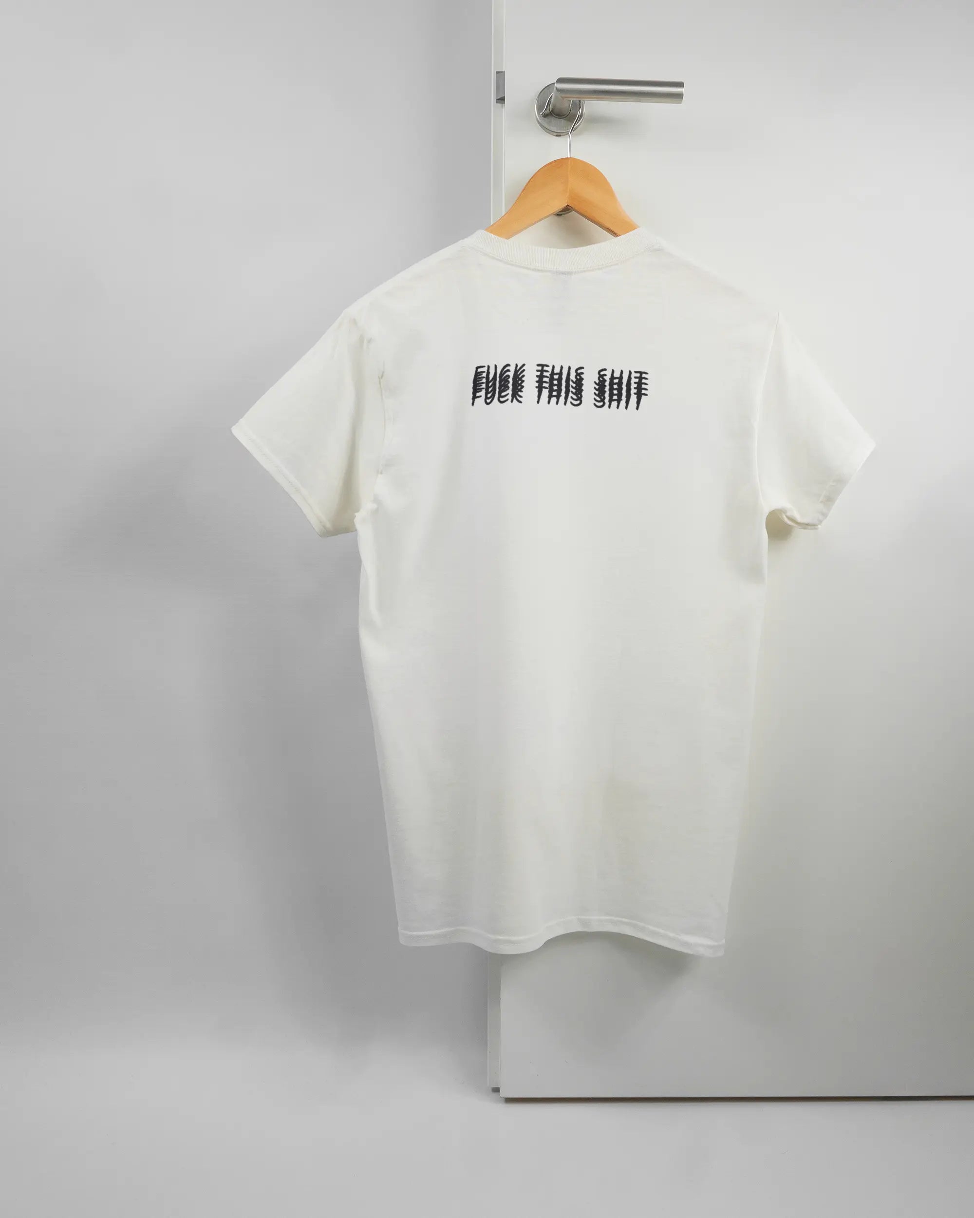 Rückseite des Basic Unisex T-Shirt Regular von Maondo mit dem Design Hidden Message in der Farbe White und in der Größe S auf einem Bügel an der Türklinke aufgehängt