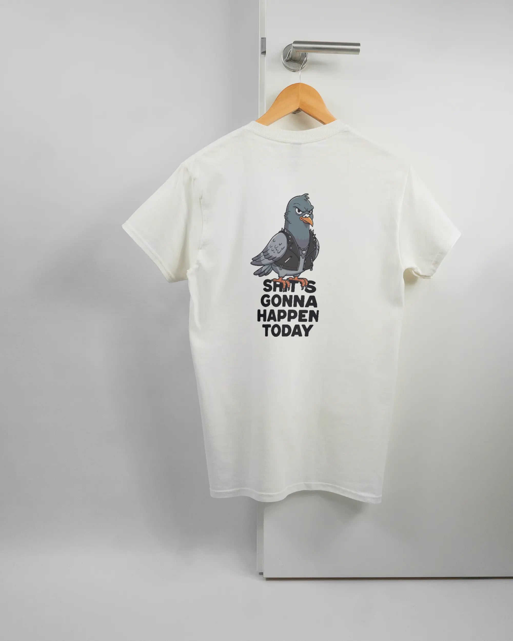 Rückseite des Basic Unisex T-Shirt Regular von Maondo mit dem Design Pigeon Pun in der Farbe White und in der Größe S auf einem Bügel an der Türklinke aufgehängt
