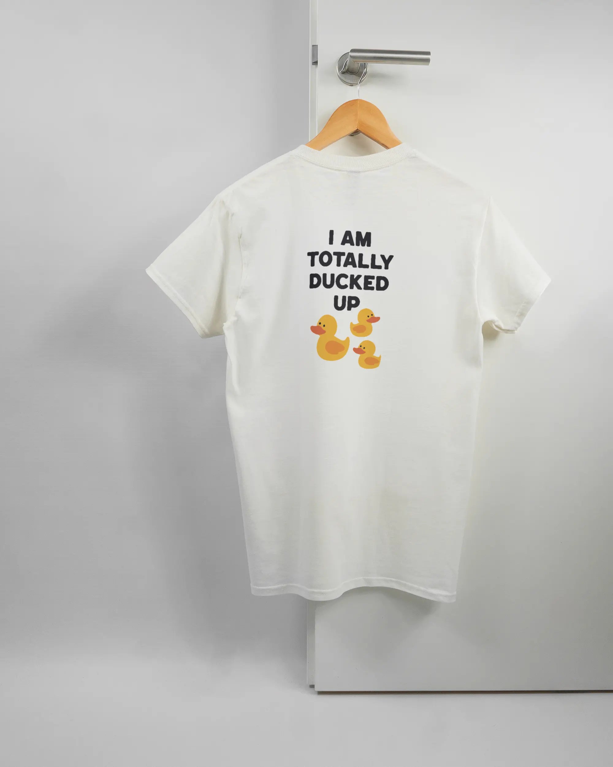 Rückseite des Basic Unisex T-Shirt Regular von Maondo mit dem Design Ducked Up in der Farbe White und in der Größe S auf einem Bügel an der Türklinke aufgehängt