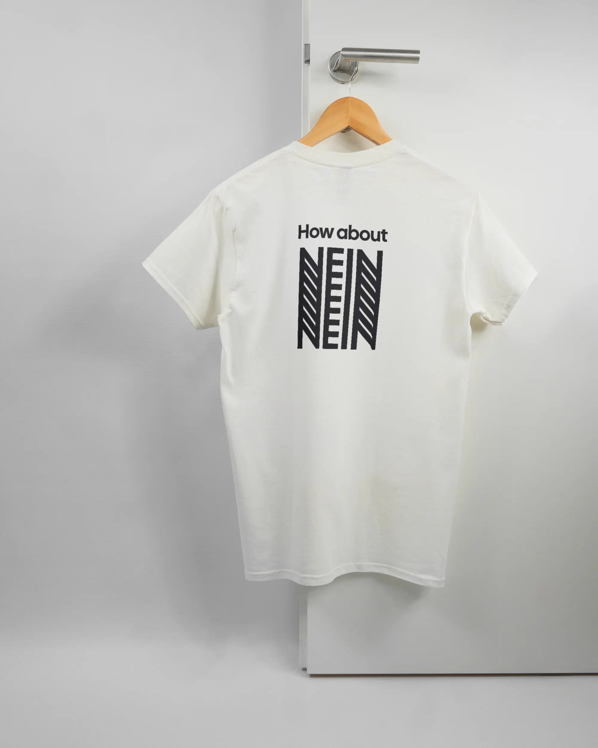 Rückseite des Basic Unisex T-Shirt Regular von Maondo mit dem Design How about nein in der Farbe White und in der Größe S auf einem Bügel an der Türklinke aufgehängt