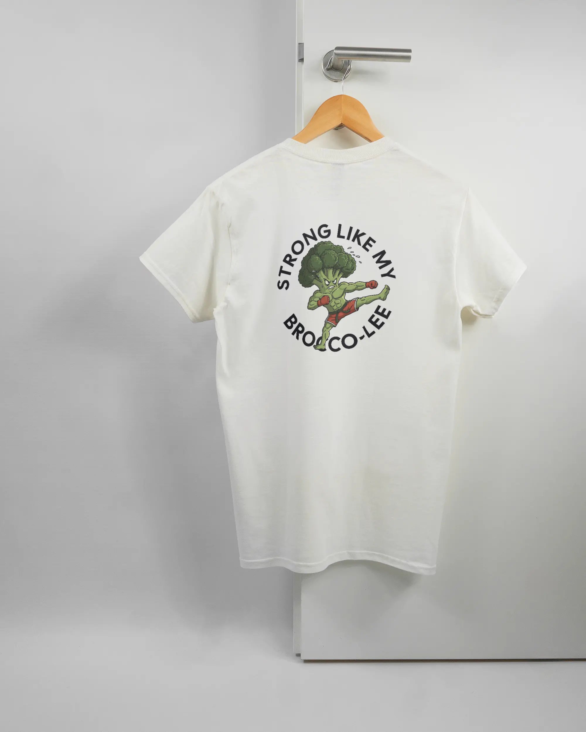 Rückseite des Basic Unisex T-Shirt Regular von Maondo mit dem Design Brocco-Lee in der Farbe White und in der Größe S auf einem Bügel an der Türklinke aufgehängt