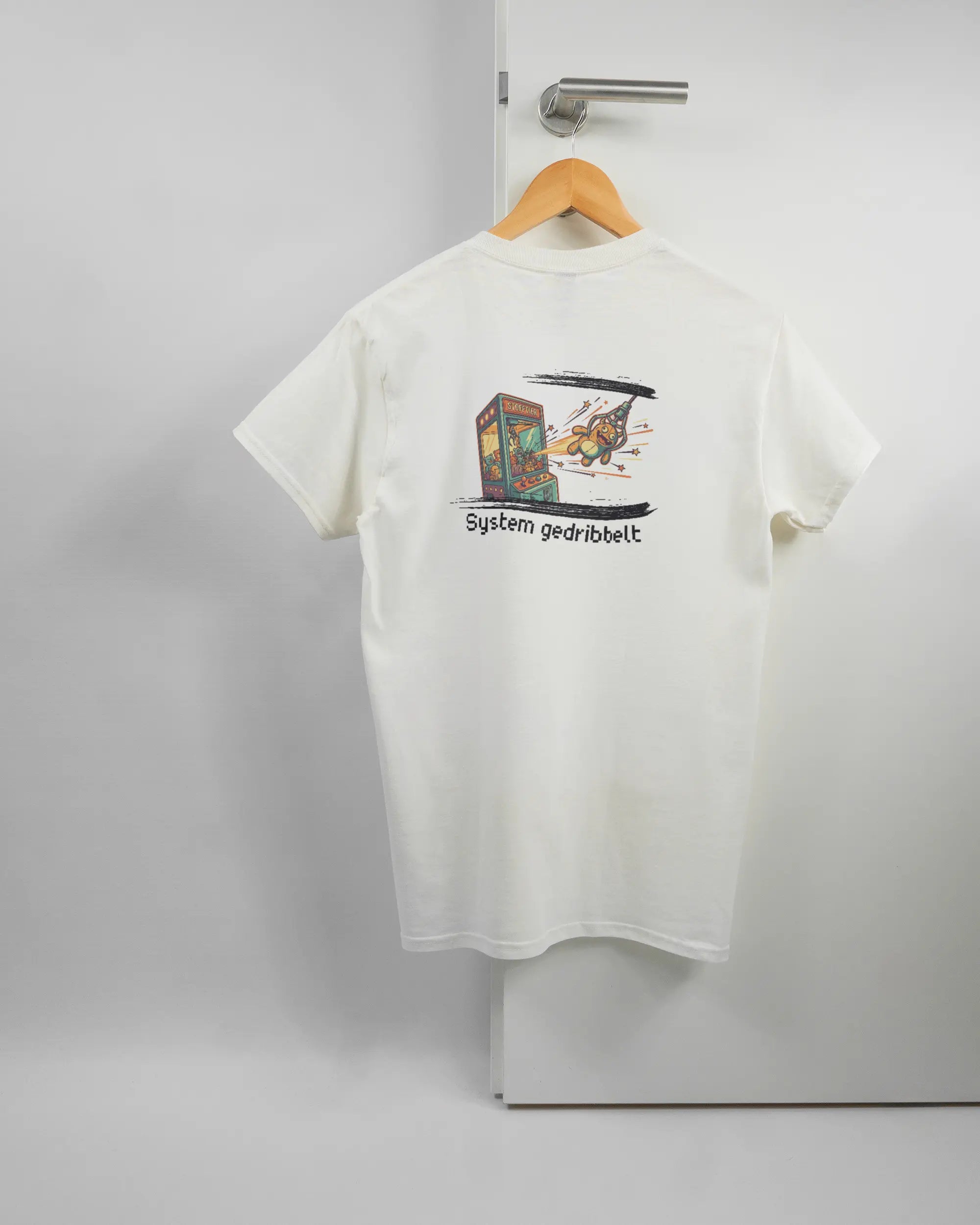 Rückseite des Basic Unisex T-Shirt Regular von Maondo mit dem Design System gedribbelt in der Farbe White und in der Größe S auf einem Bügel an der Türklinke aufgehängt