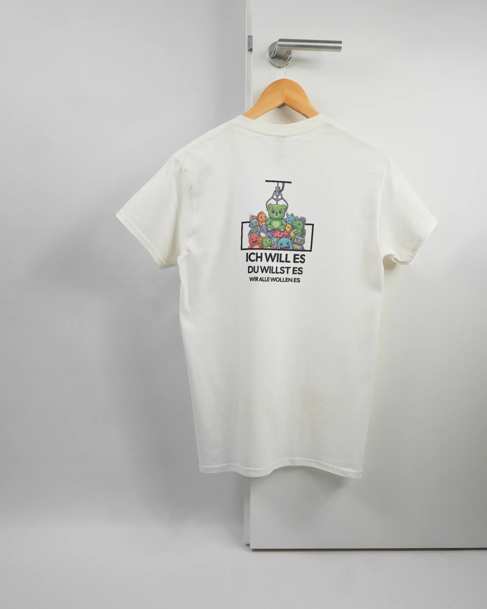 Rückseite des Basic Unisex T-Shirt Regular von Maondo mit dem Design Will Stofftier in der Farbe White und in der Größe S auf einem Bügel an der Türklinke aufgehängt
