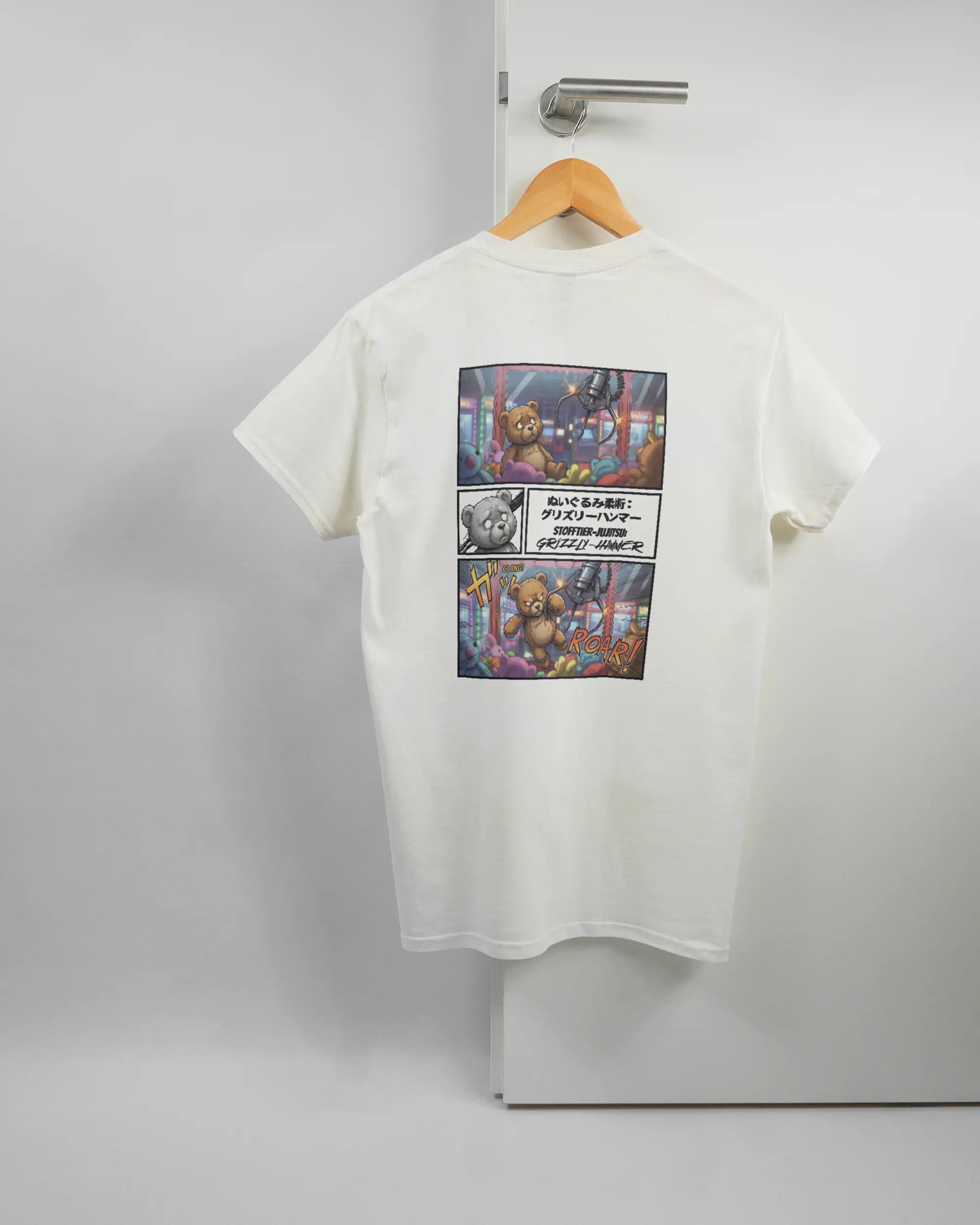 Rückseite des Basic Unisex T-Shirt Regular von Maondo mit dem Design Manga Stoff in der Farbe White und in der Größe S auf einem Bügel an der Türklinke aufgehängt
