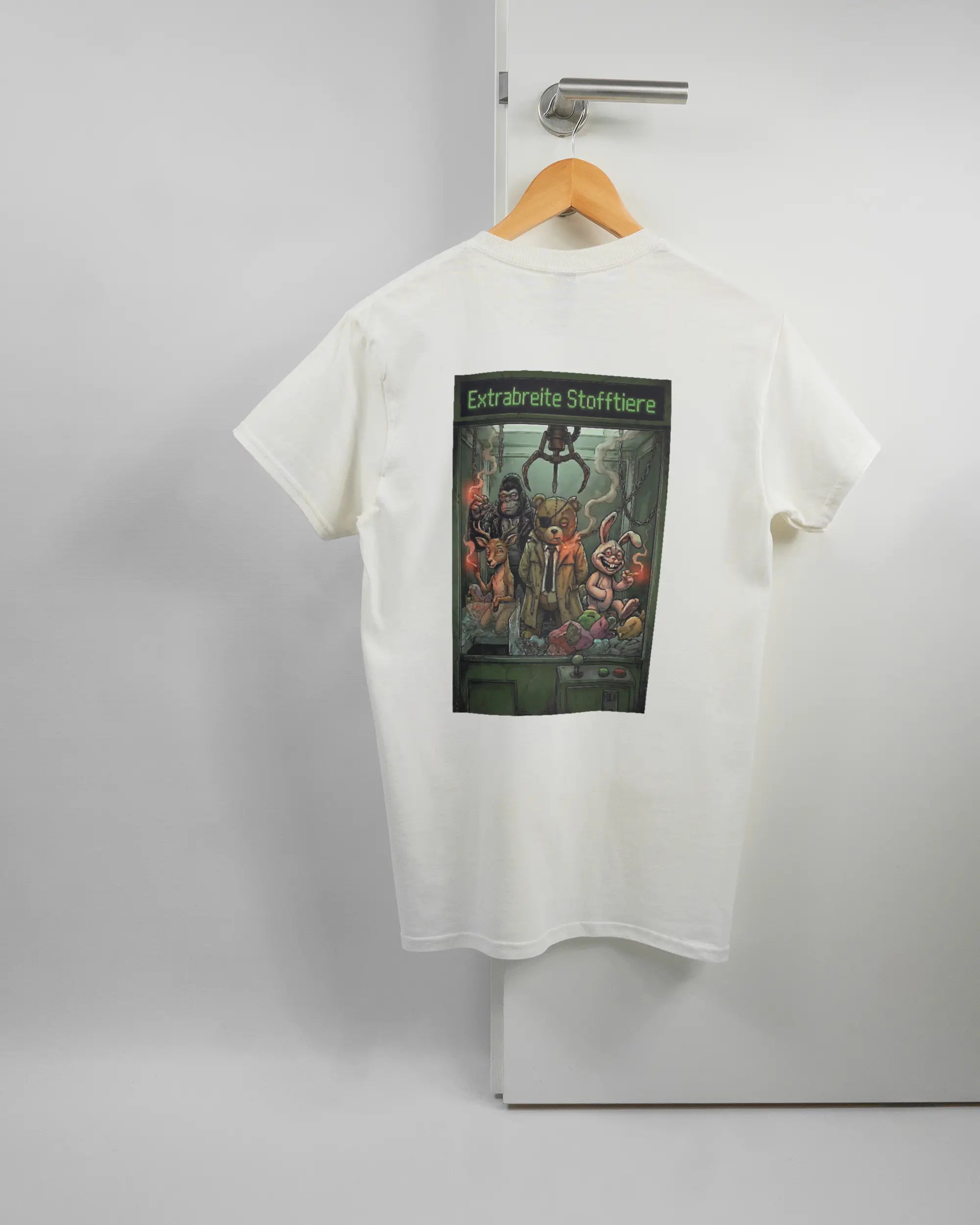 Rückseite des Basic Unisex T-Shirt Regular von Maondo mit dem Design Extrabreit in der Farbe White und in der Größe S auf einem Bügel an der Türklinke aufgehängt