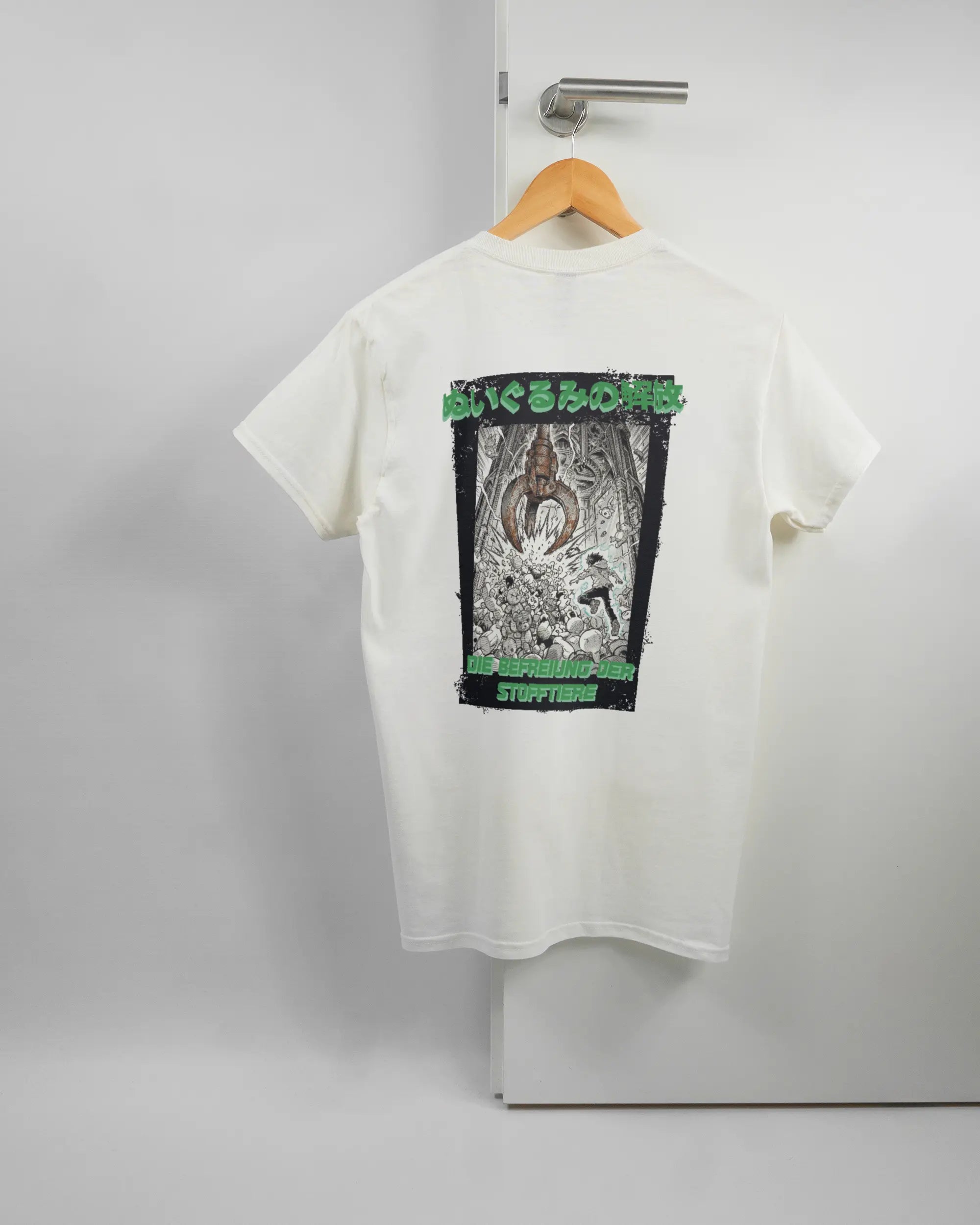 Rückseite des Basic Unisex T-Shirt Regular von Maondo mit dem Design Save 1 Stofftier in der Farbe White und in der Größe S auf einem Bügel an der Türklinke aufgehängt