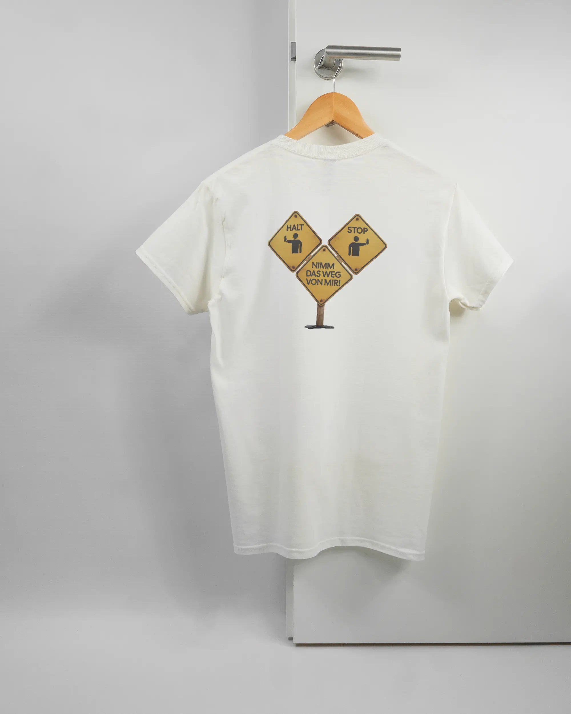 Rückseite des Basic Unisex T-Shirt Regular von Maondo mit dem Design Schutzschild in der Farbe White und in der Größe S auf einem Bügel an der Türklinke aufgehängt