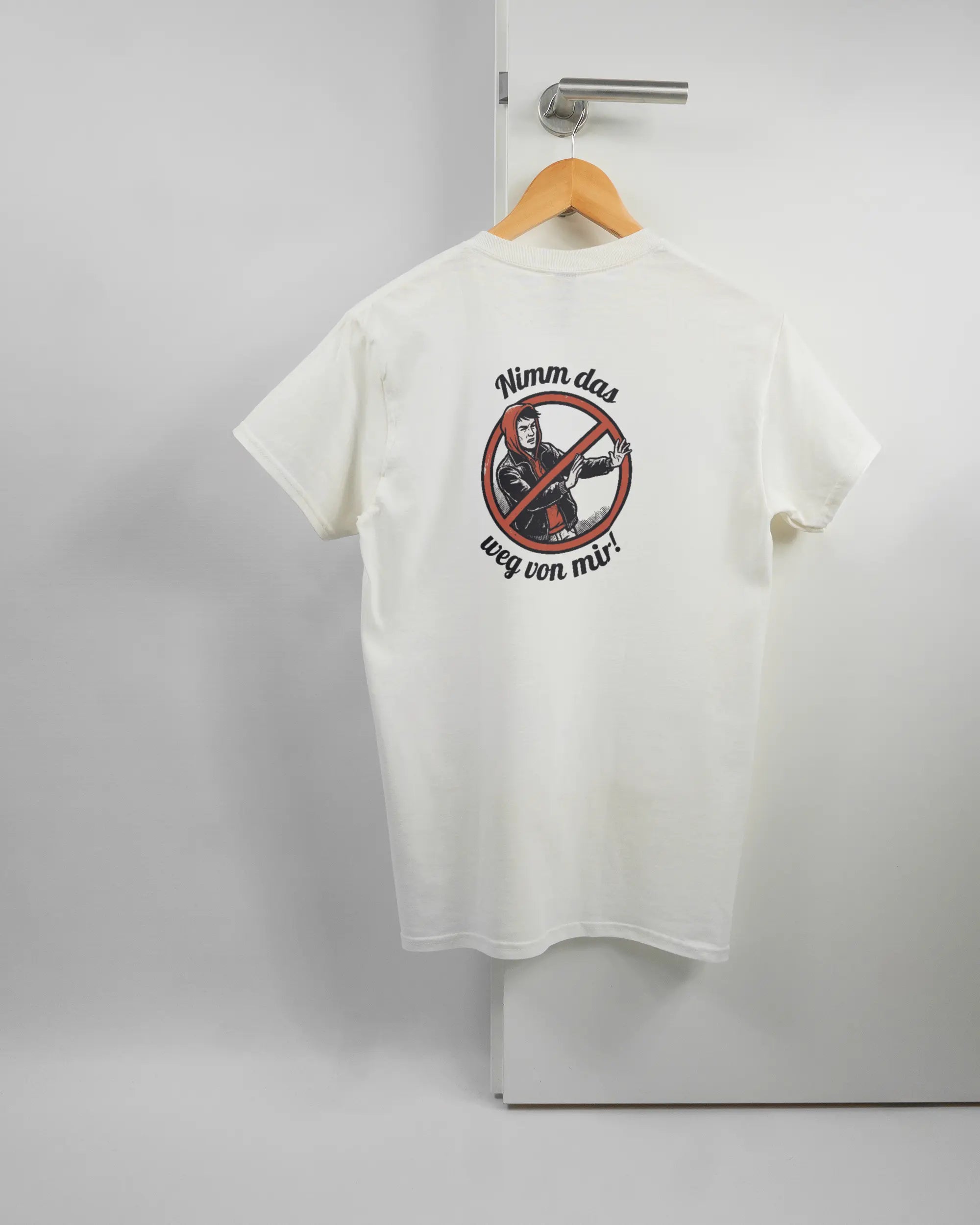 Rückseite des Basic Unisex T-Shirt Regular von Maondo mit dem Design Nimm das weg in der Farbe White und in der Größe S auf einem Bügel an der Türklinke aufgehängt