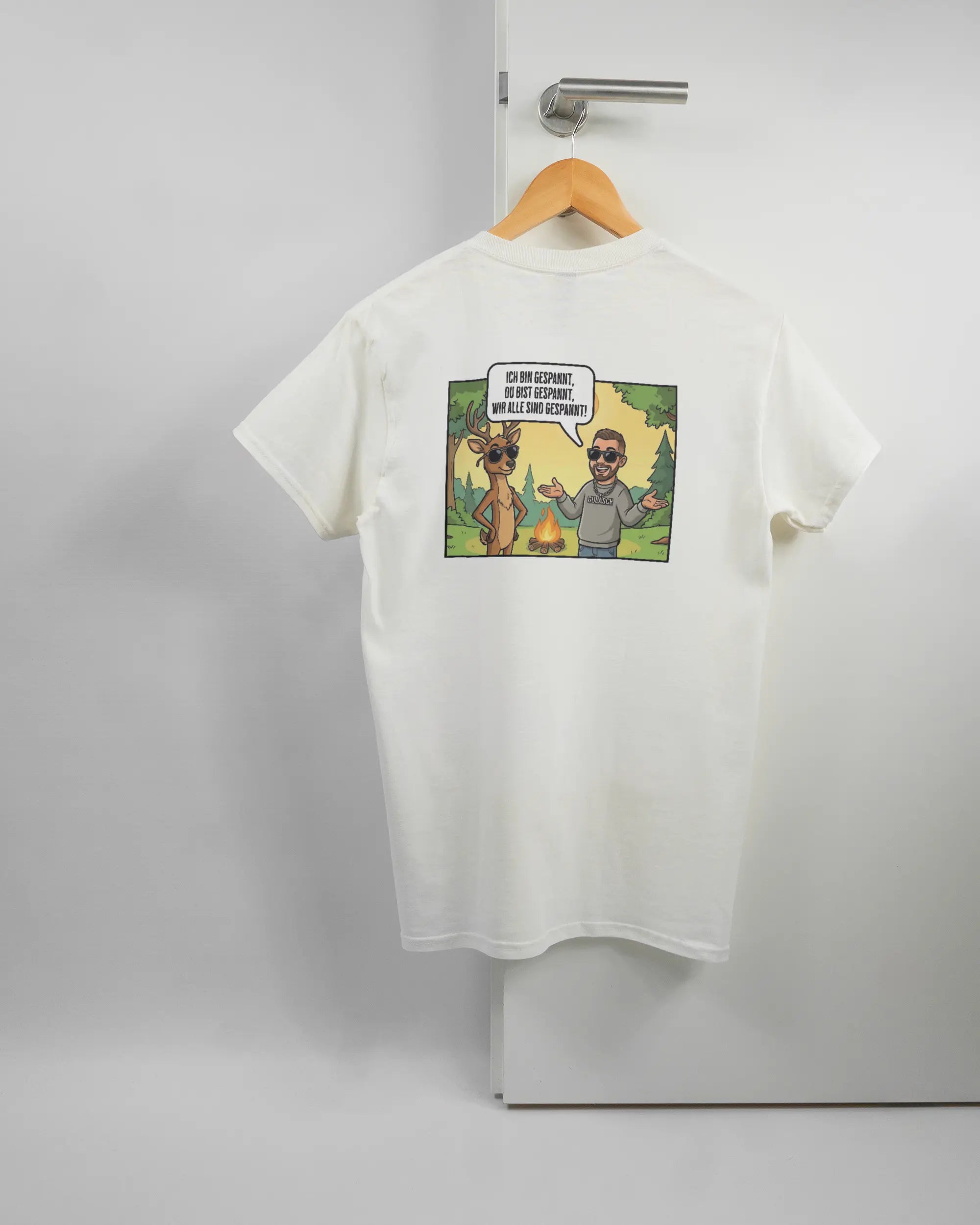 Rückseite des Basic Unisex T-Shirt Regular von Maondo mit dem Design Vollspannung in der Farbe White und in der Größe S auf einem Bügel an der Türklinke aufgehängt