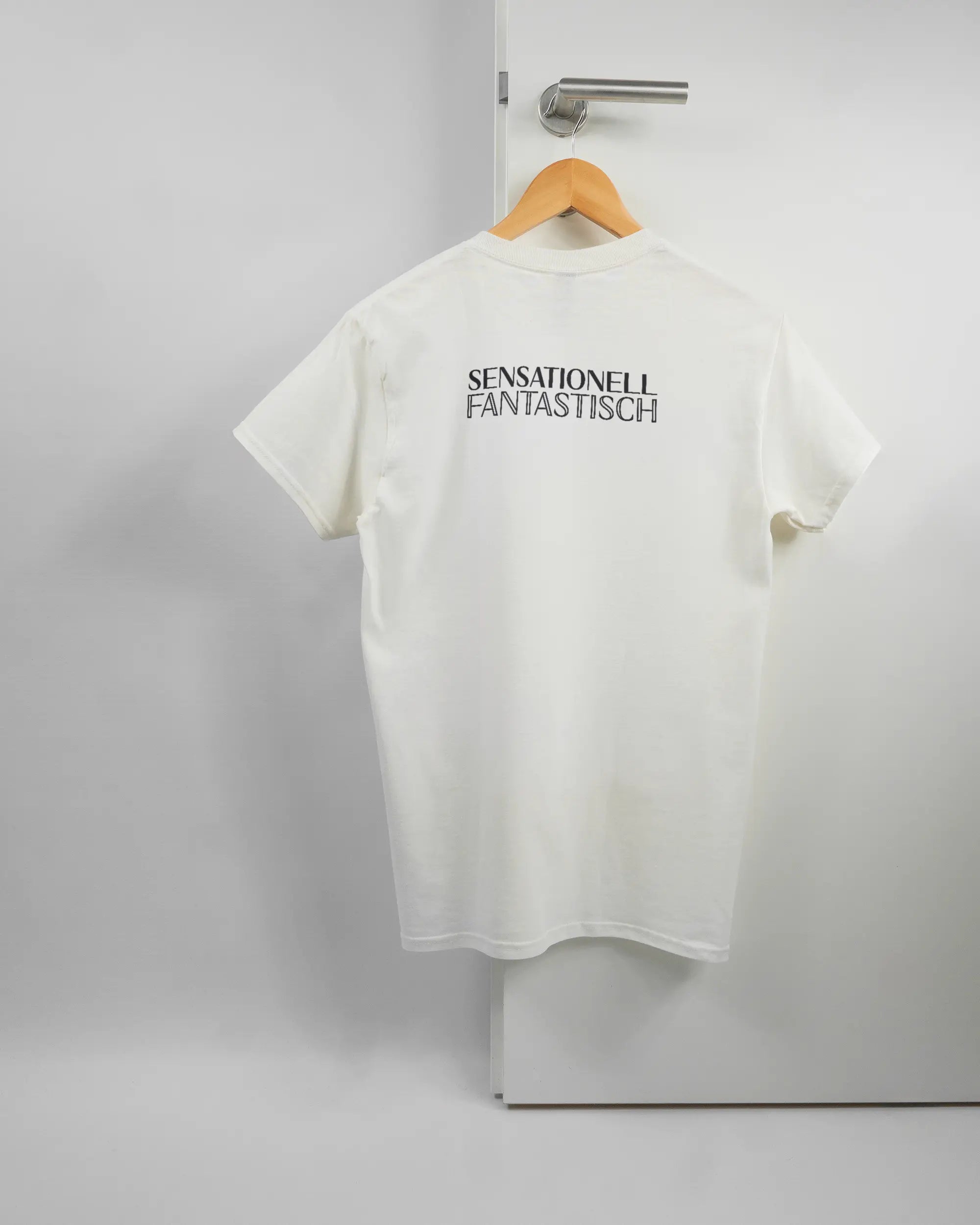 Rückseite des Basic Unisex T-Shirt Regular von Maondo mit dem Design Sensationell in der Farbe White und in der Größe S auf einem Bügel an der Türklinke aufgehängt