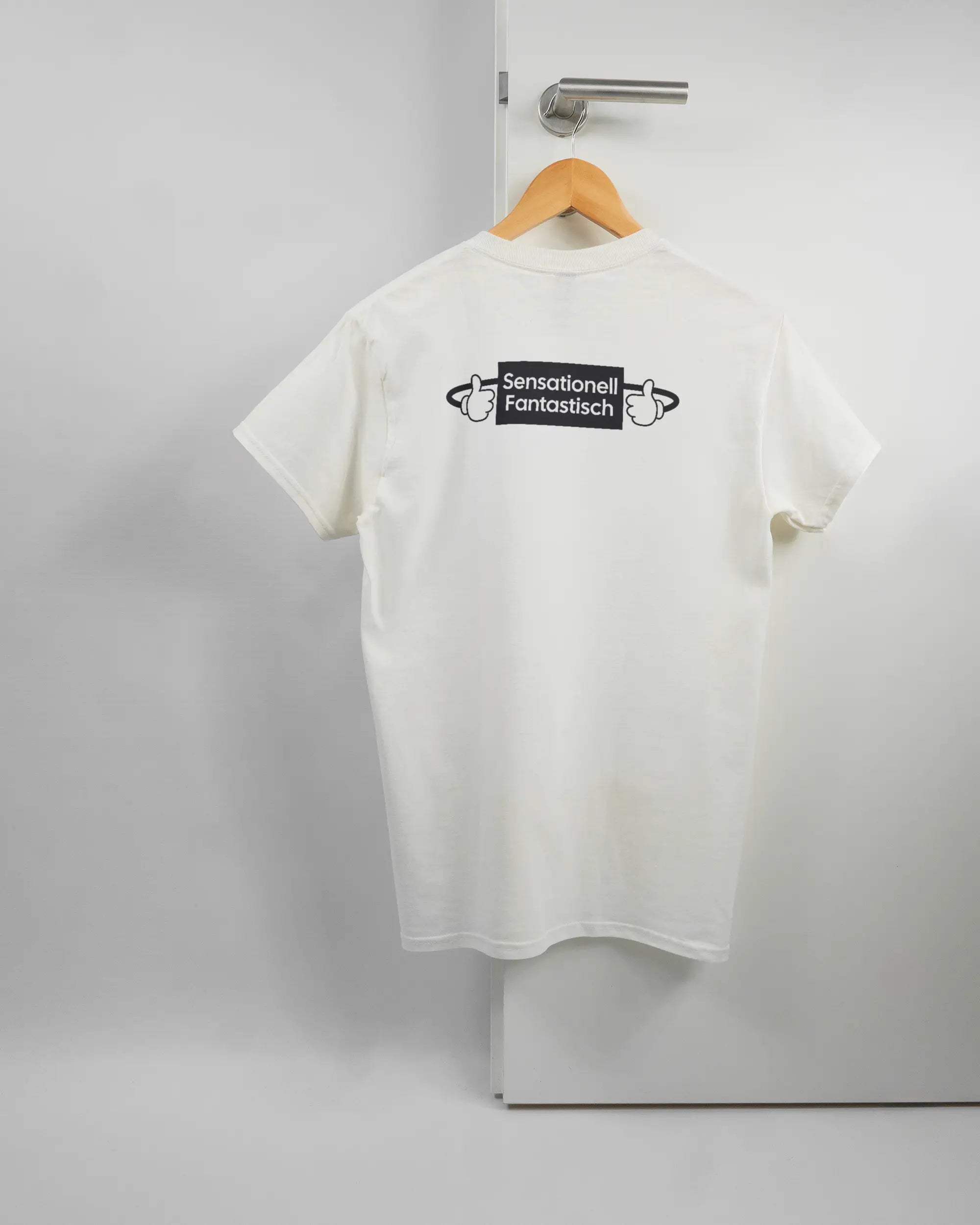Rückseite des Basic Unisex T-Shirt Regular von Maondo mit dem Design Fantastisch in der Farbe White und in der Größe S auf einem Bügel an der Türklinke aufgehängt