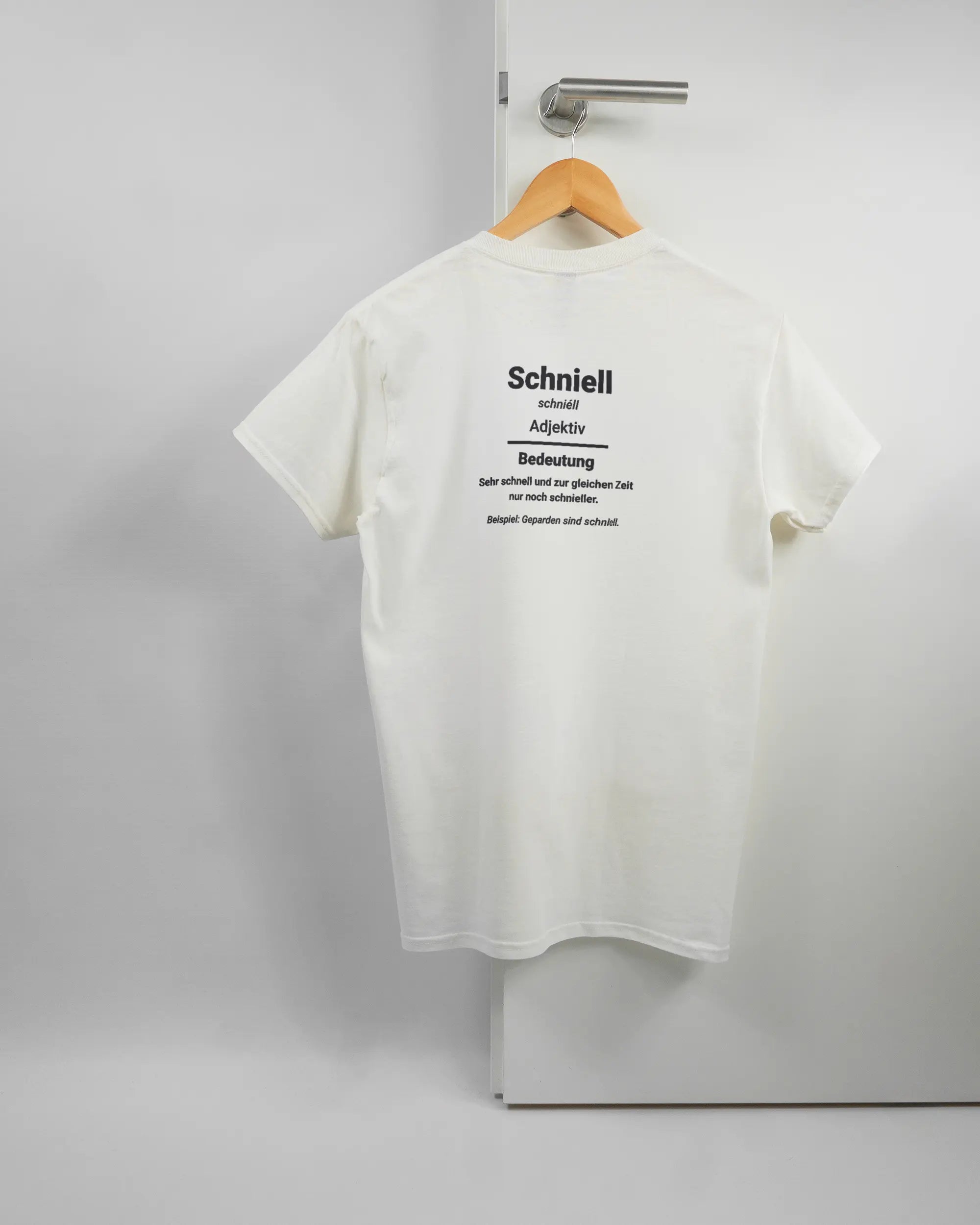 Rückseite des Basic Unisex T-Shirt Regular von Maondo mit dem Design Schniell in der Farbe White und in der Größe S auf einem Bügel an der Türklinke aufgehängt