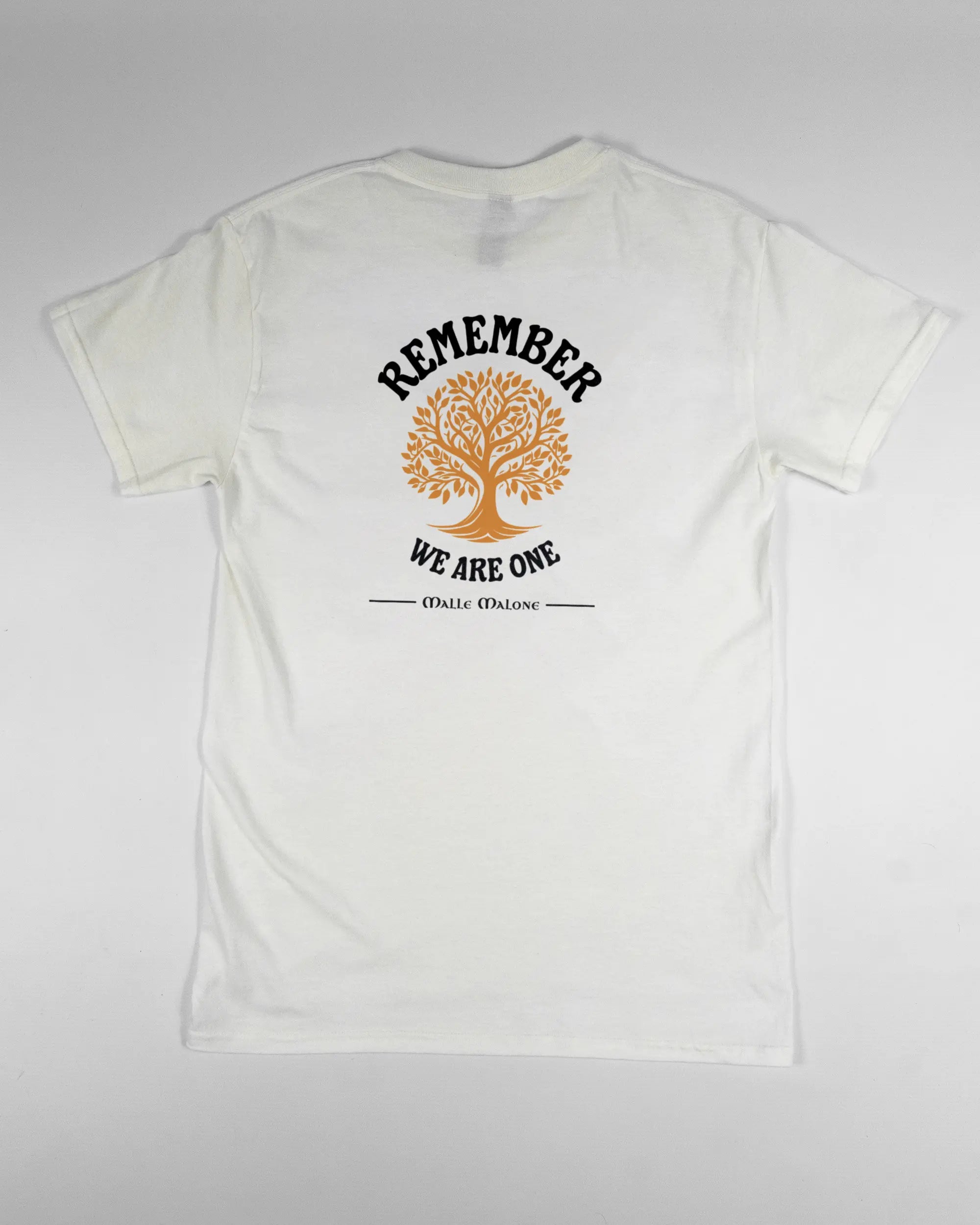 Rückseite des Basic Unisex T-Shirt Regular von Maondo mit dem Design We are one in der Farbe White und in der Größe S flach auf den Boden gelegt