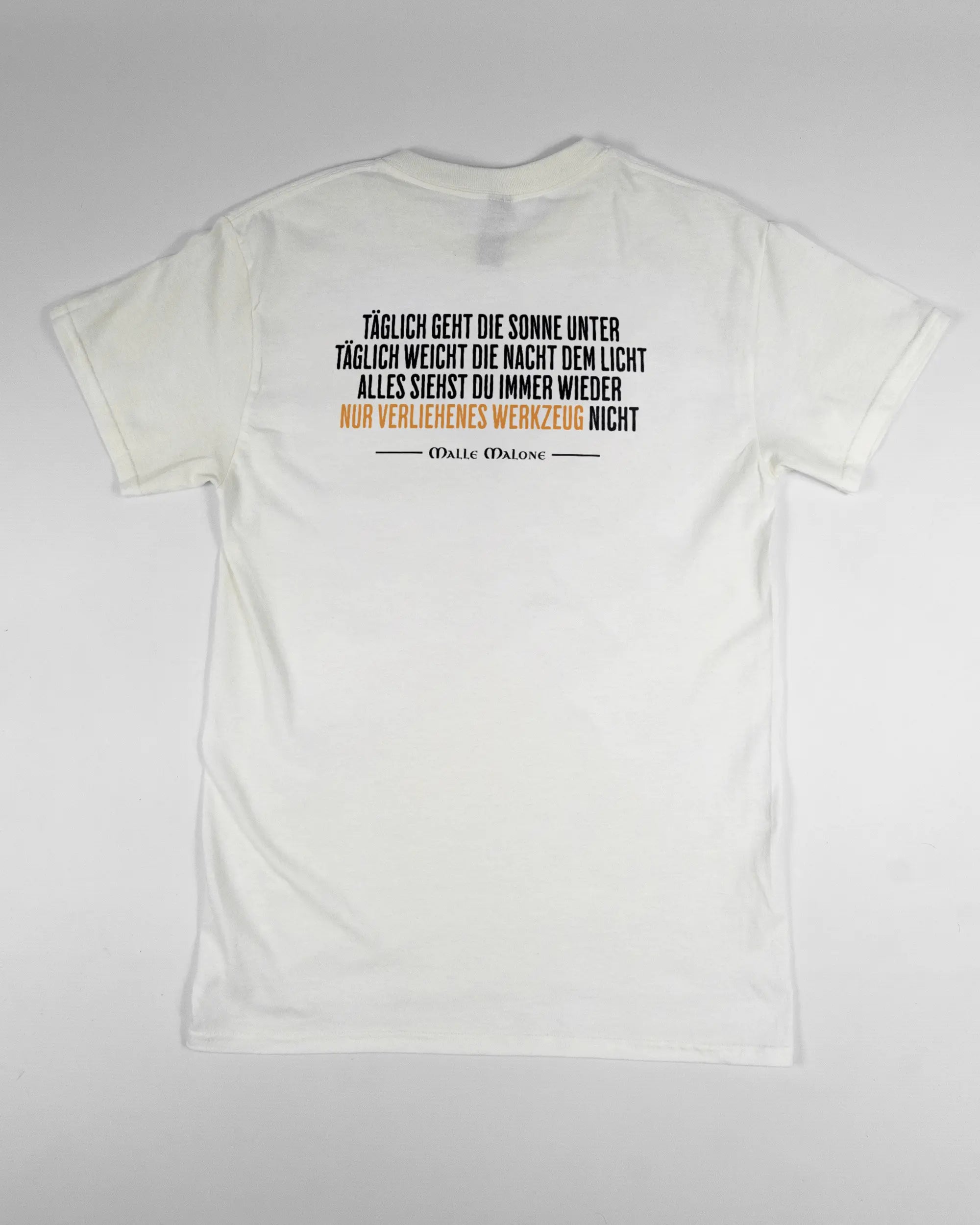 Rückseite des Basic Unisex T-Shirt Regular von Maondo mit dem Design Wegzeug in der Farbe White und in der Größe S flach auf den Boden gelegt