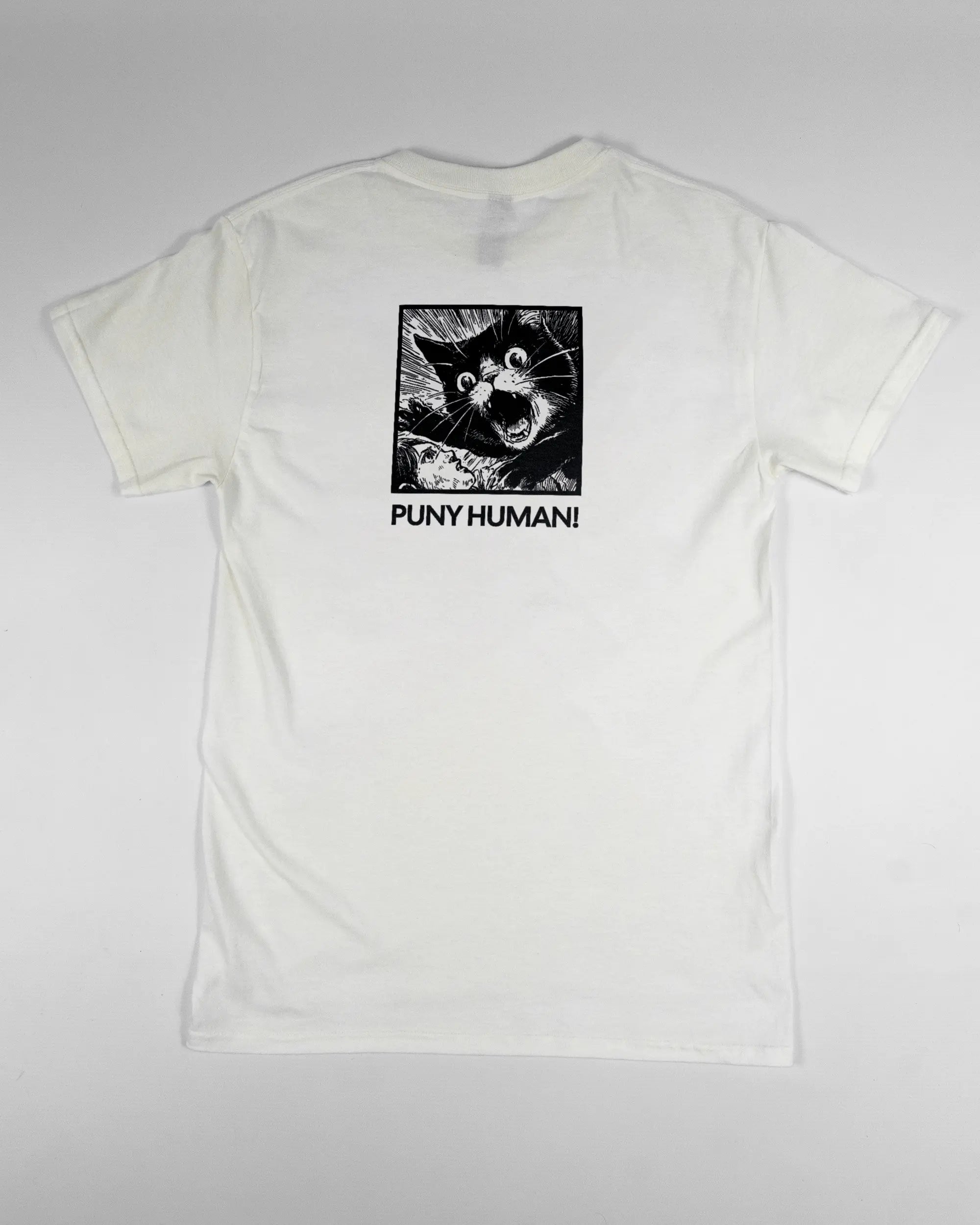 Rückseite des Basic Unisex T-Shirt Regular von Maondo mit dem Design Puny Human in der Farbe White und in der Größe S flach auf den Boden gelegt