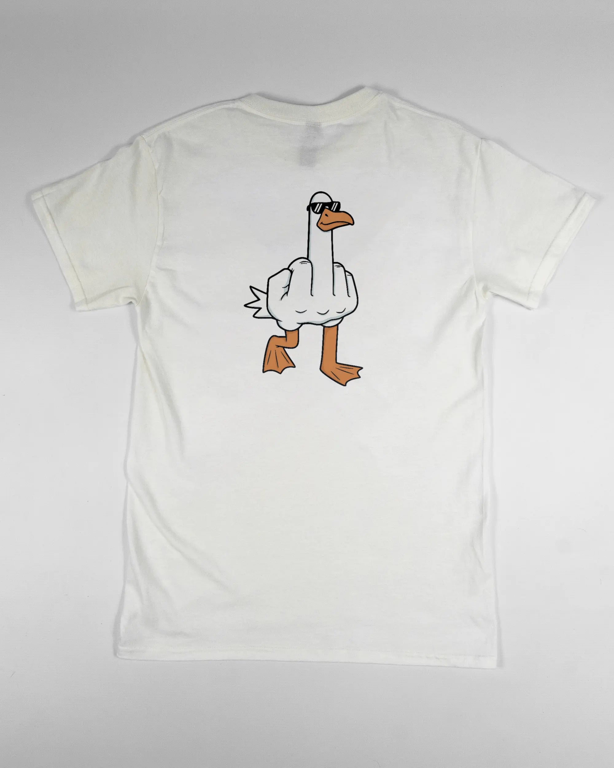 Rückseite des Basic Unisex T-Shirt Regular von Maondo mit dem Design I give a duck in der Farbe White und in der Größe S flach auf den Boden gelegt