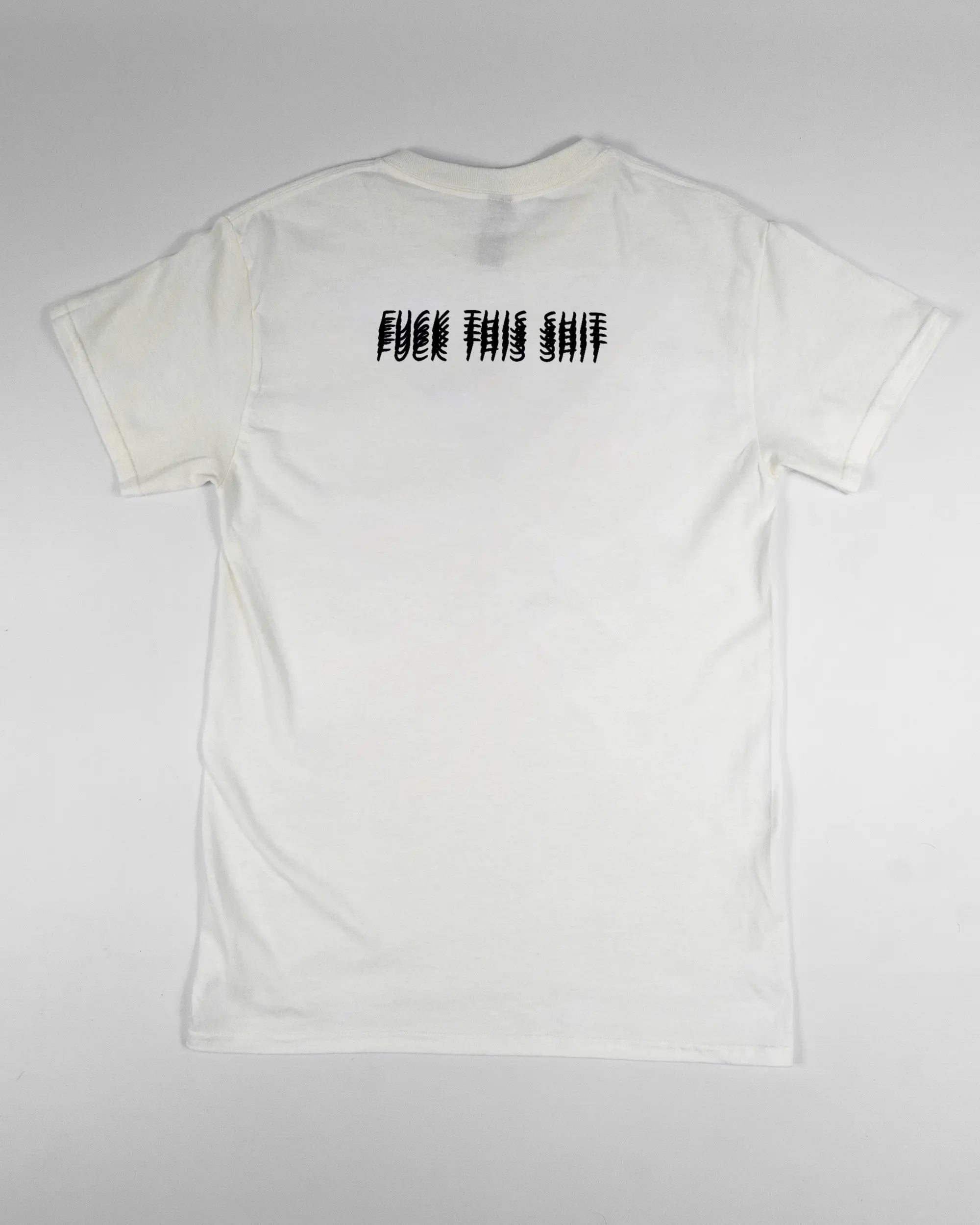 Rückseite des Basic Unisex T-Shirt Regular von Maondo mit dem Design Hidden Message in der Farbe White und in der Größe S flach auf den Boden gelegt