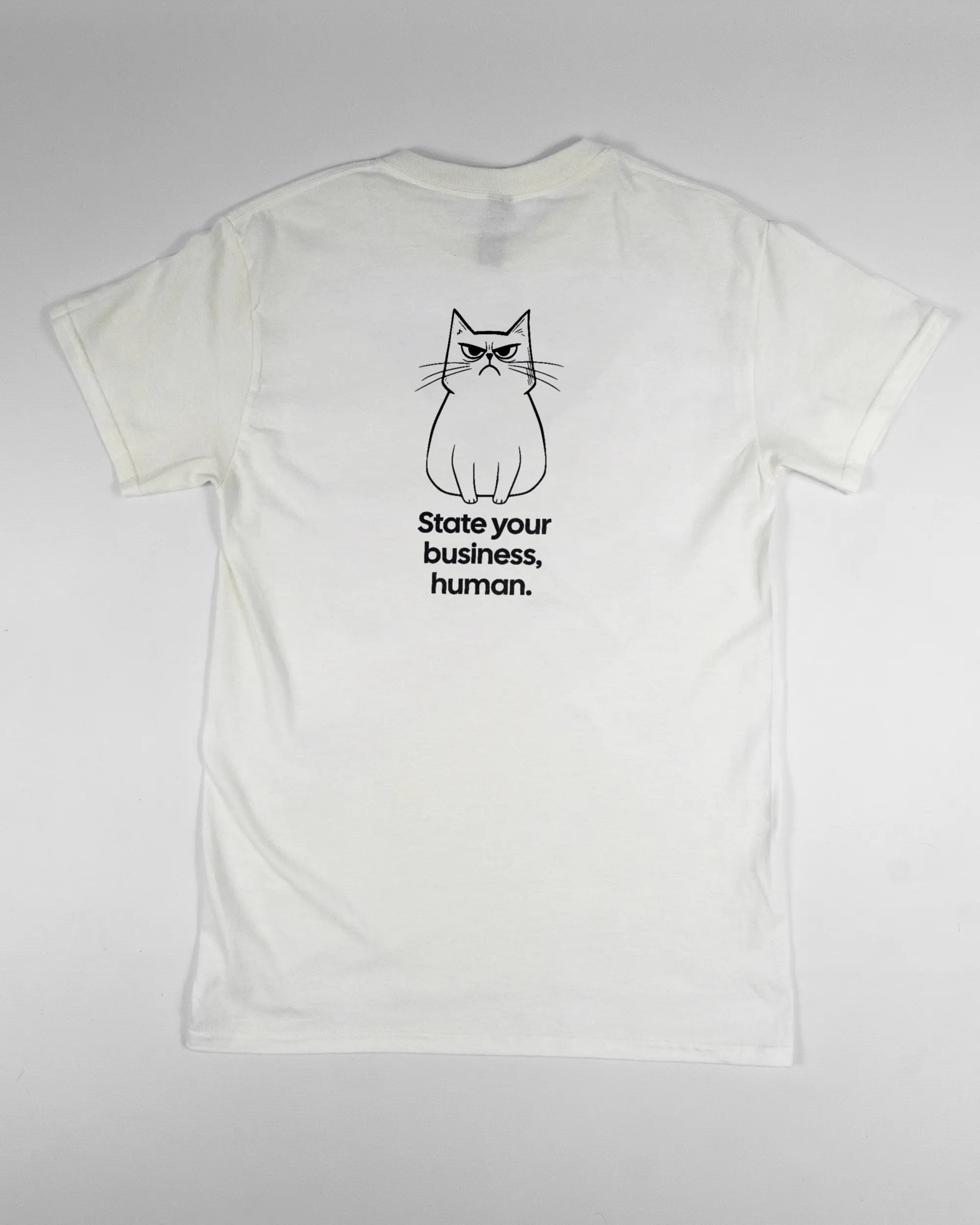 Rückseite des Basic Unisex T-Shirt Regular von Maondo mit dem Design Grumpy Purr in der Farbe White und in der Größe S flach auf den Boden gelegt