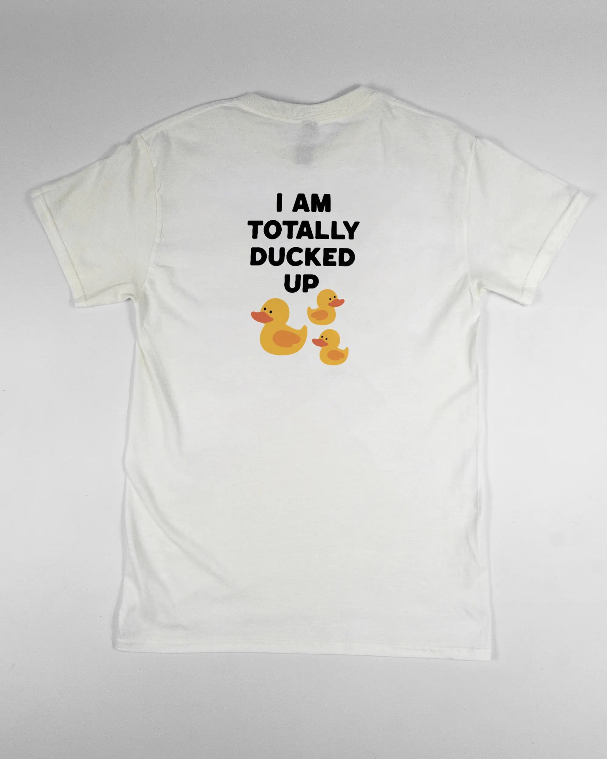 Rückseite des Basic Unisex T-Shirt Regular von Maondo mit dem Design Ducked Up in der Farbe White und in der Größe S flach auf den Boden gelegt