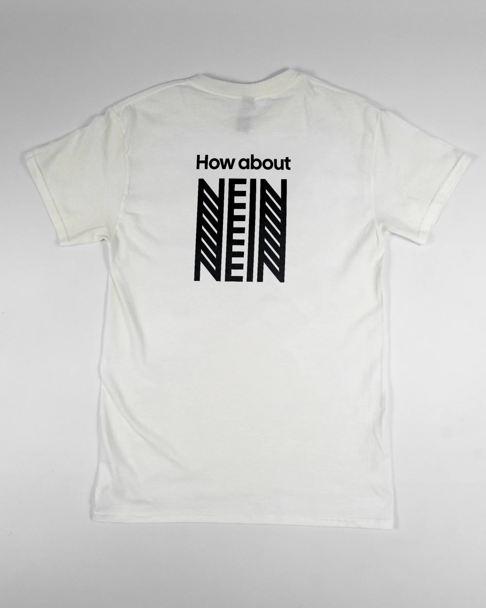 Rückseite des Basic Unisex T-Shirt Regular von Maondo mit dem Design How about nein in der Farbe White und in der Größe S flach auf den Boden gelegt