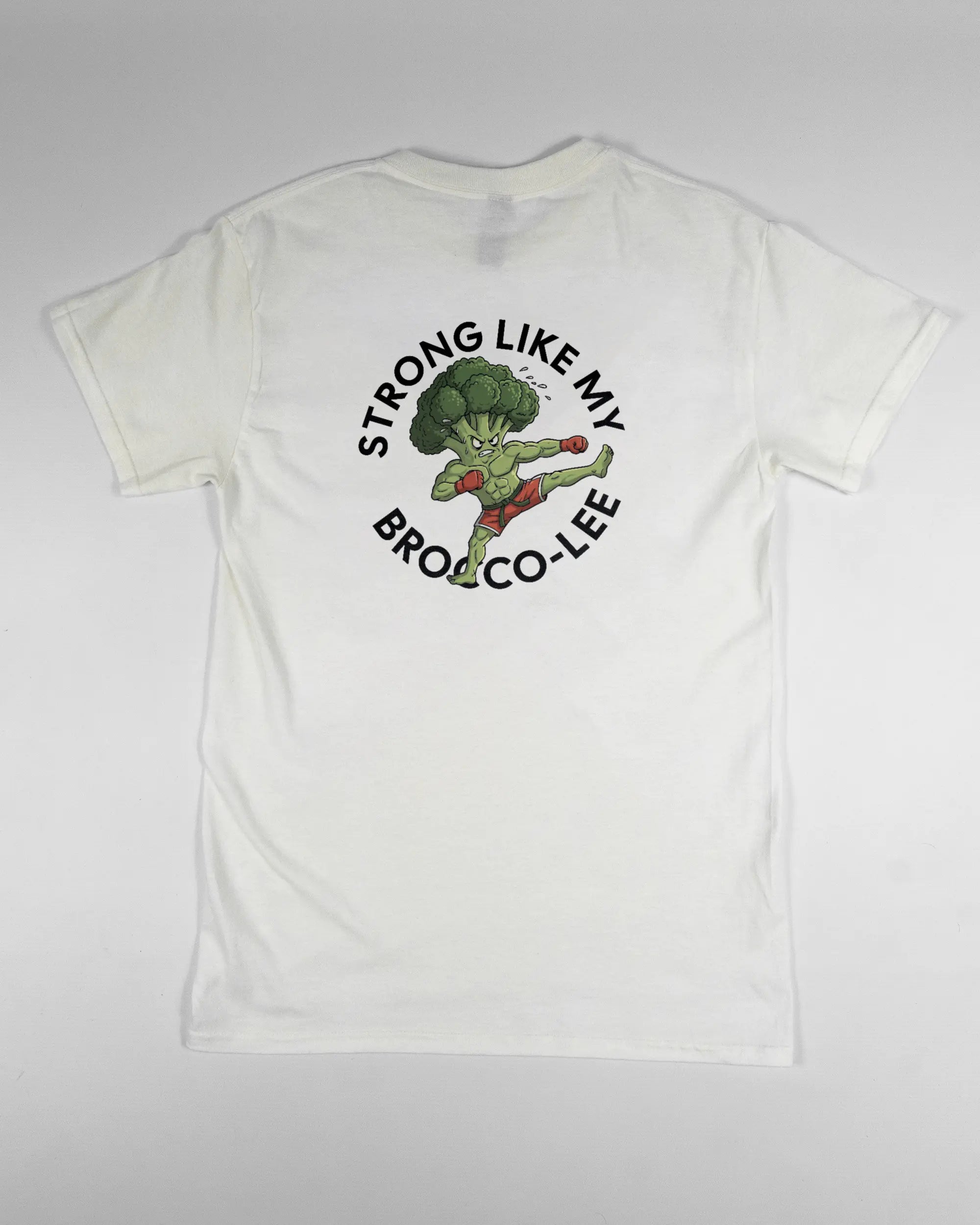 Rückseite des Basic Unisex T-Shirt Regular von Maondo mit dem Design Brocco-Lee in der Farbe White und in der Größe S flach auf den Boden gelegt