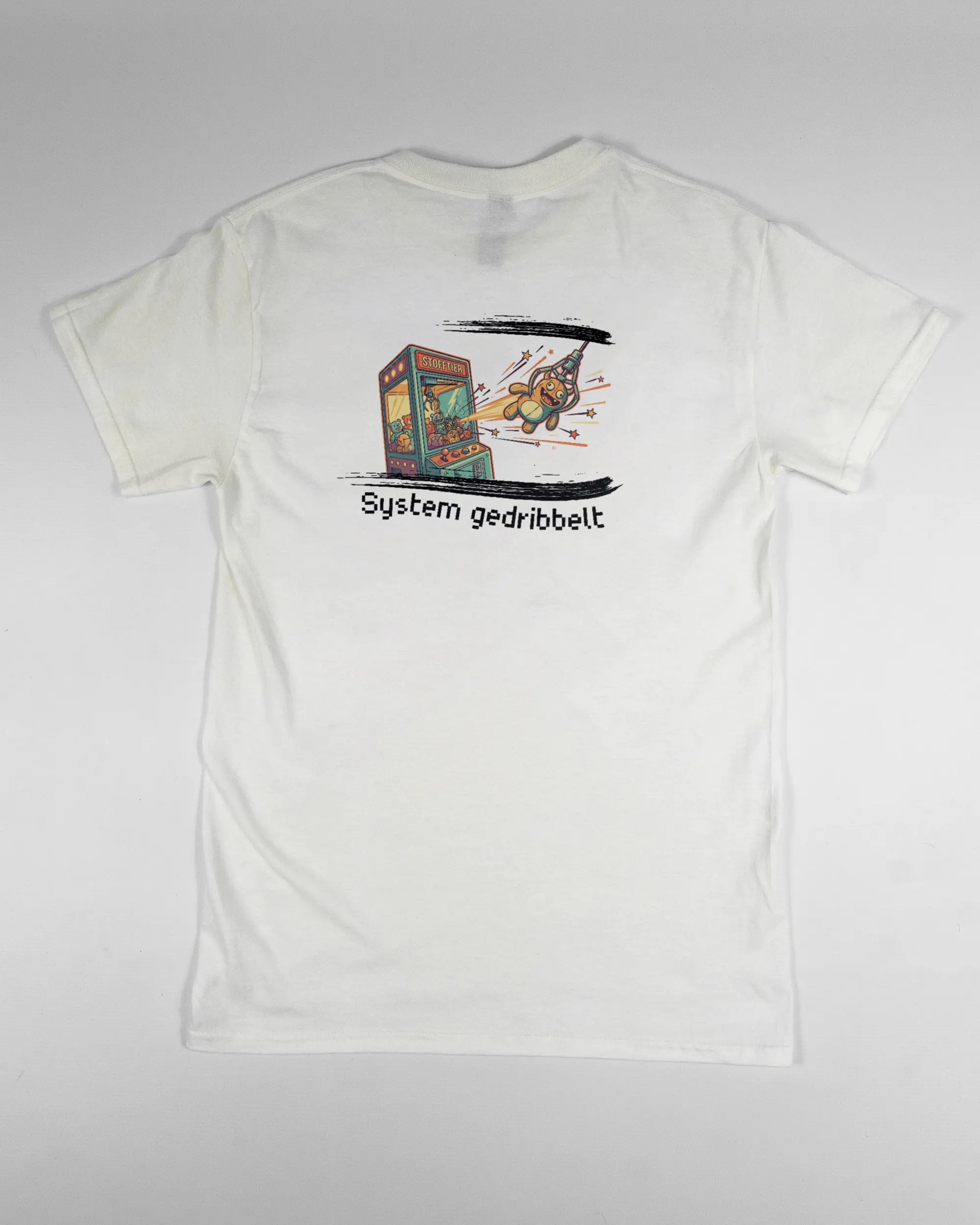 Rückseite des Basic Unisex T-Shirt Regular von Maondo mit dem Design System gedribbelt in der Farbe White und in der Größe S flach auf den Boden gelegt