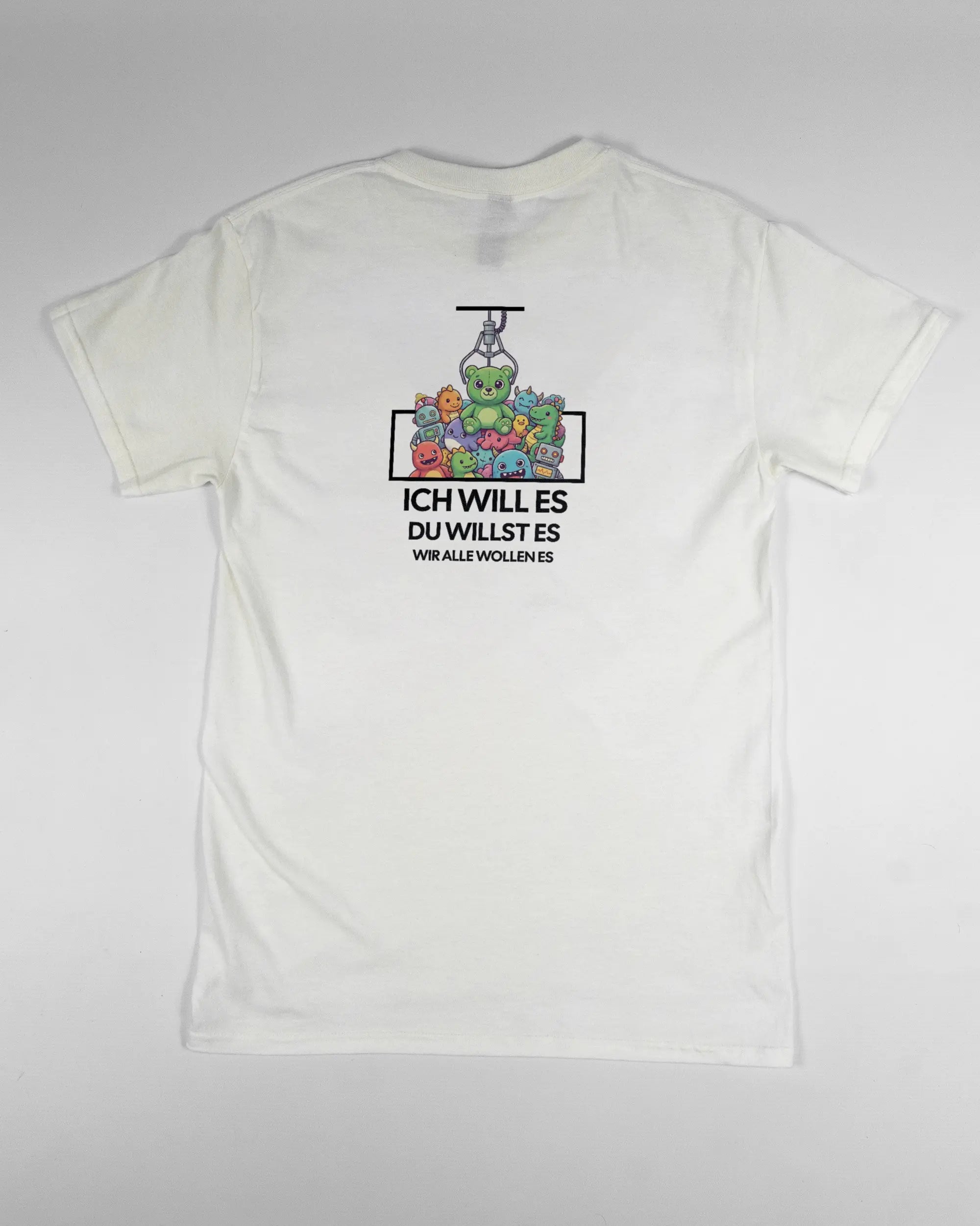 Rückseite des Basic Unisex T-Shirt Regular von Maondo mit dem Design Will Stofftier in der Farbe White und in der Größe S flach auf den Boden gelegt