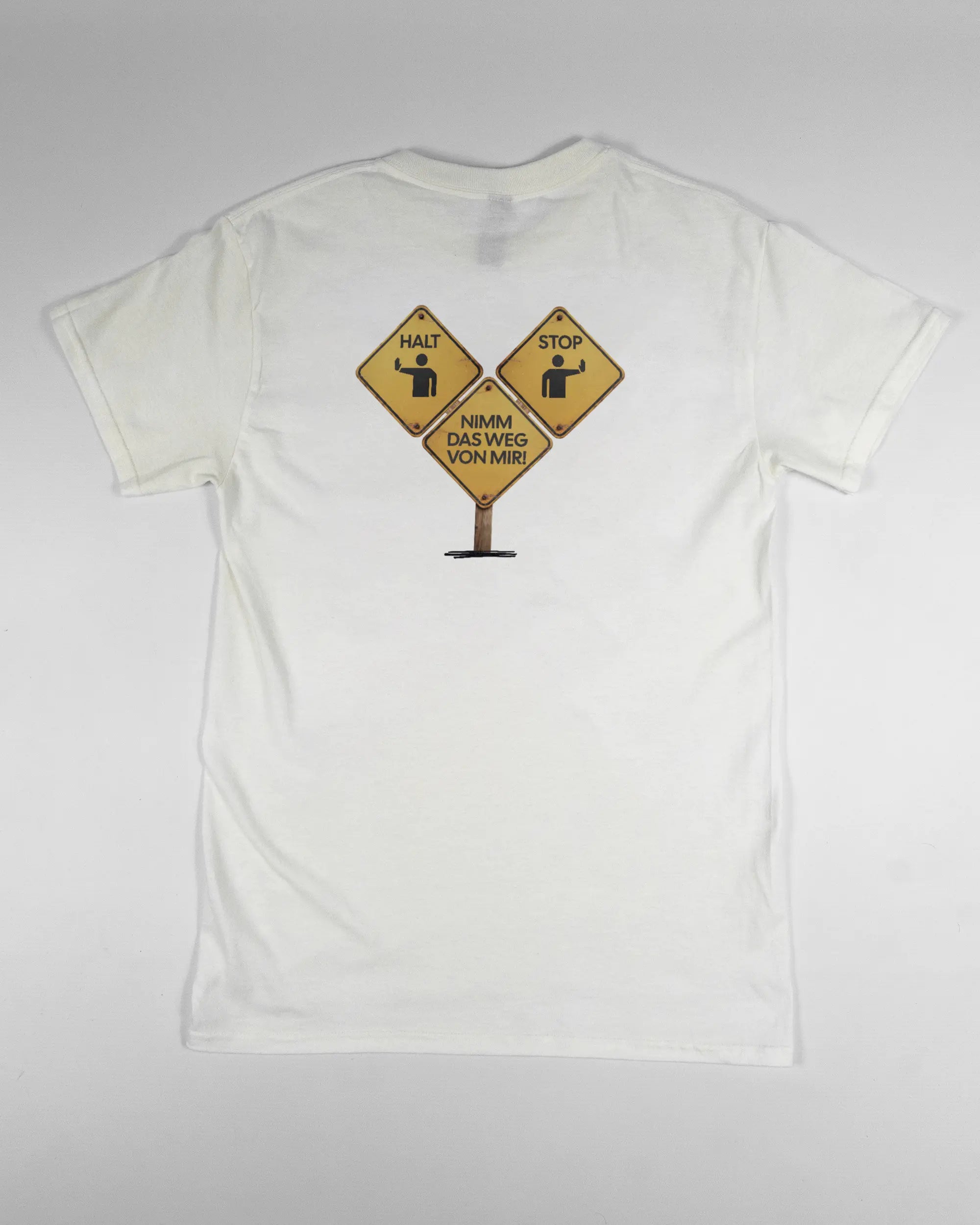 Rückseite des Basic Unisex T-Shirt Regular von Maondo mit dem Design Schutzschild in der Farbe White und in der Größe S flach auf den Boden gelegt