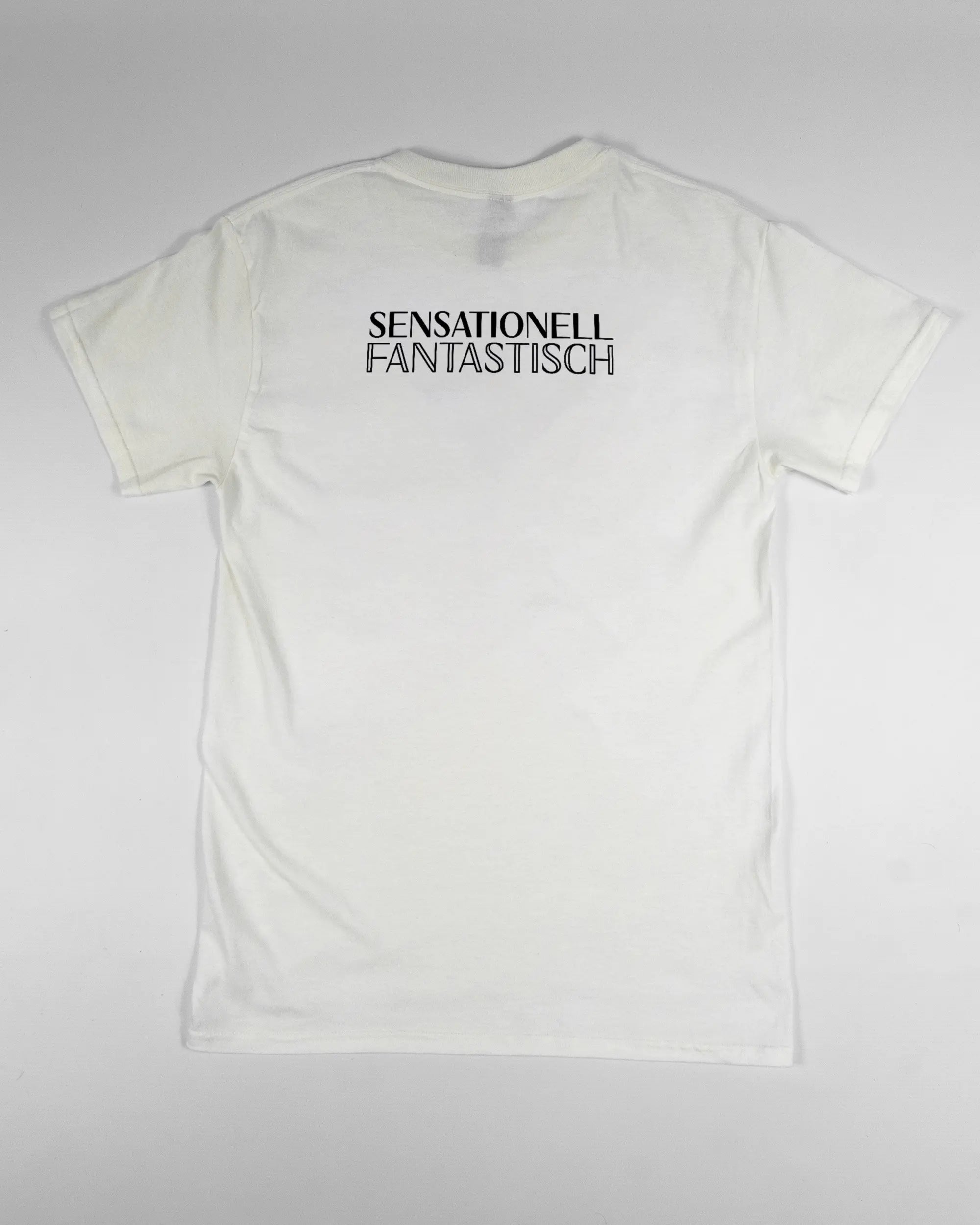 Rückseite des Basic Unisex T-Shirt Regular von Maondo mit dem Design Sensationell in der Farbe White und in der Größe S flach auf den Boden gelegt