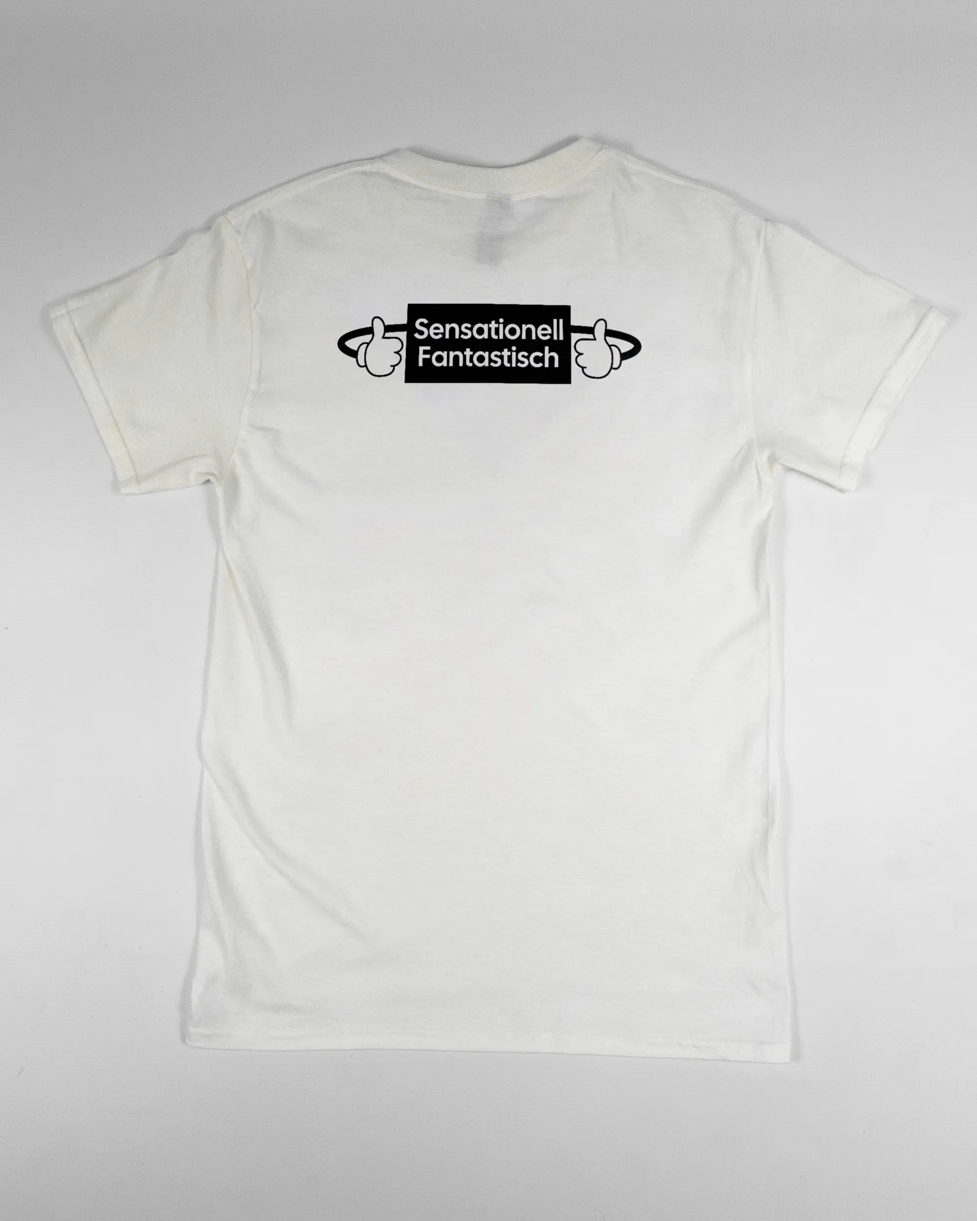 Rückseite des Basic Unisex T-Shirt Regular von Maondo mit dem Design Fantastisch in der Farbe White und in der Größe S flach auf den Boden gelegt