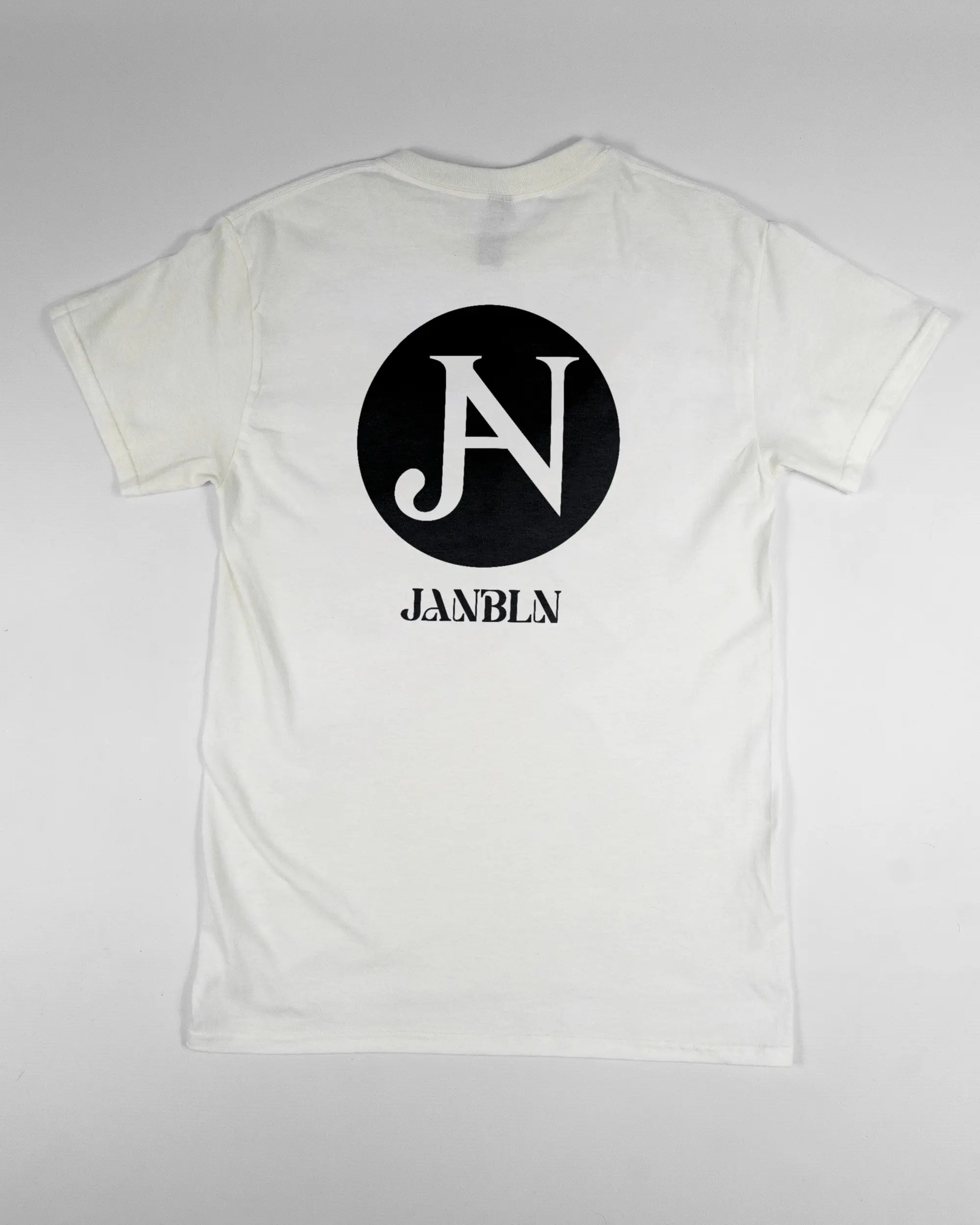 Rückseite des Basic Unisex T-Shirt Regular von Maondo mit dem Design JB1 in der Farbe White und in der Größe S flach auf den Boden gelegt