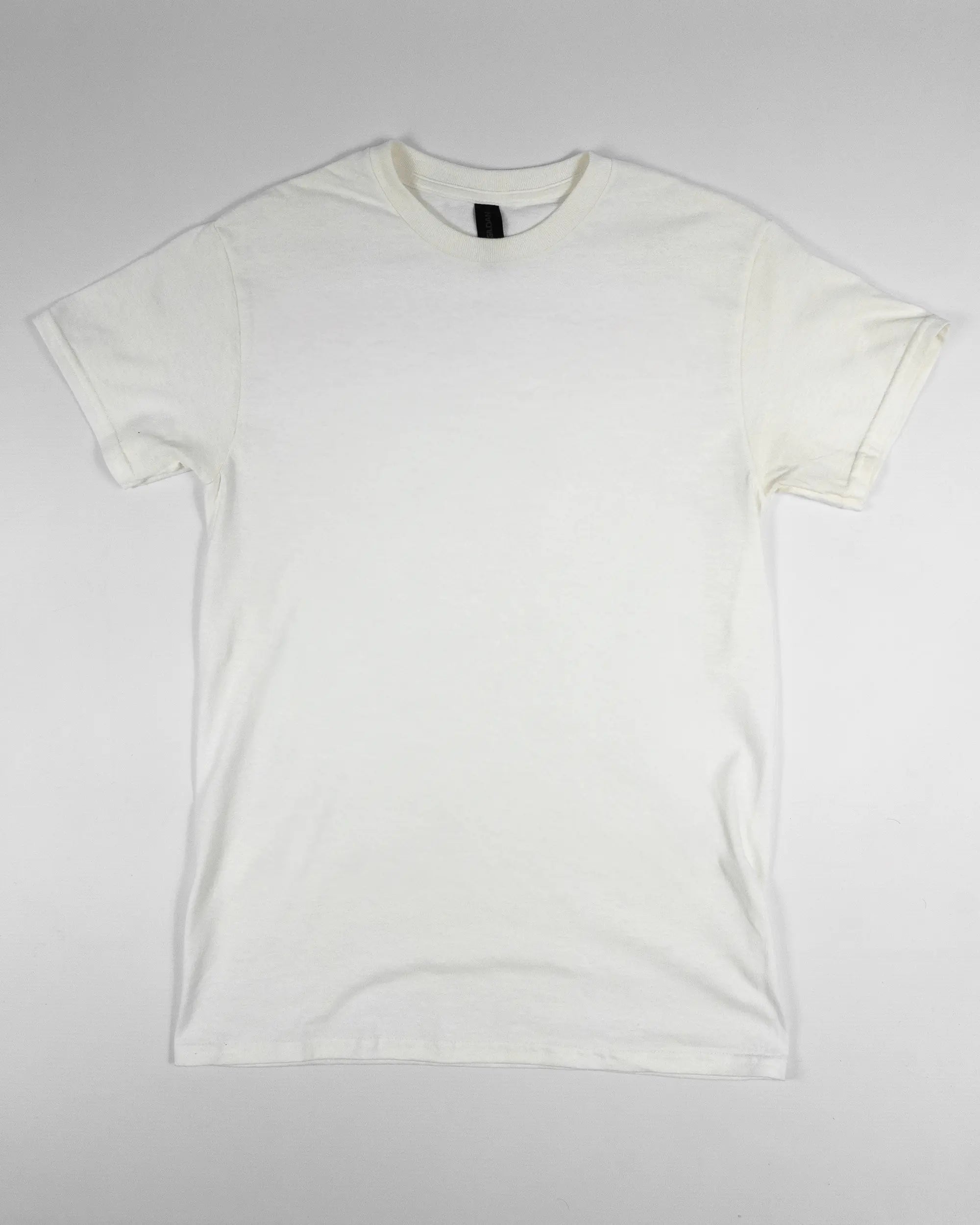 Vorderseite des Basic Unisex T-Shirt Regular von Maondo ohne Motiv in der Farbe White und in der Größe S flach auf den Boden gelegt