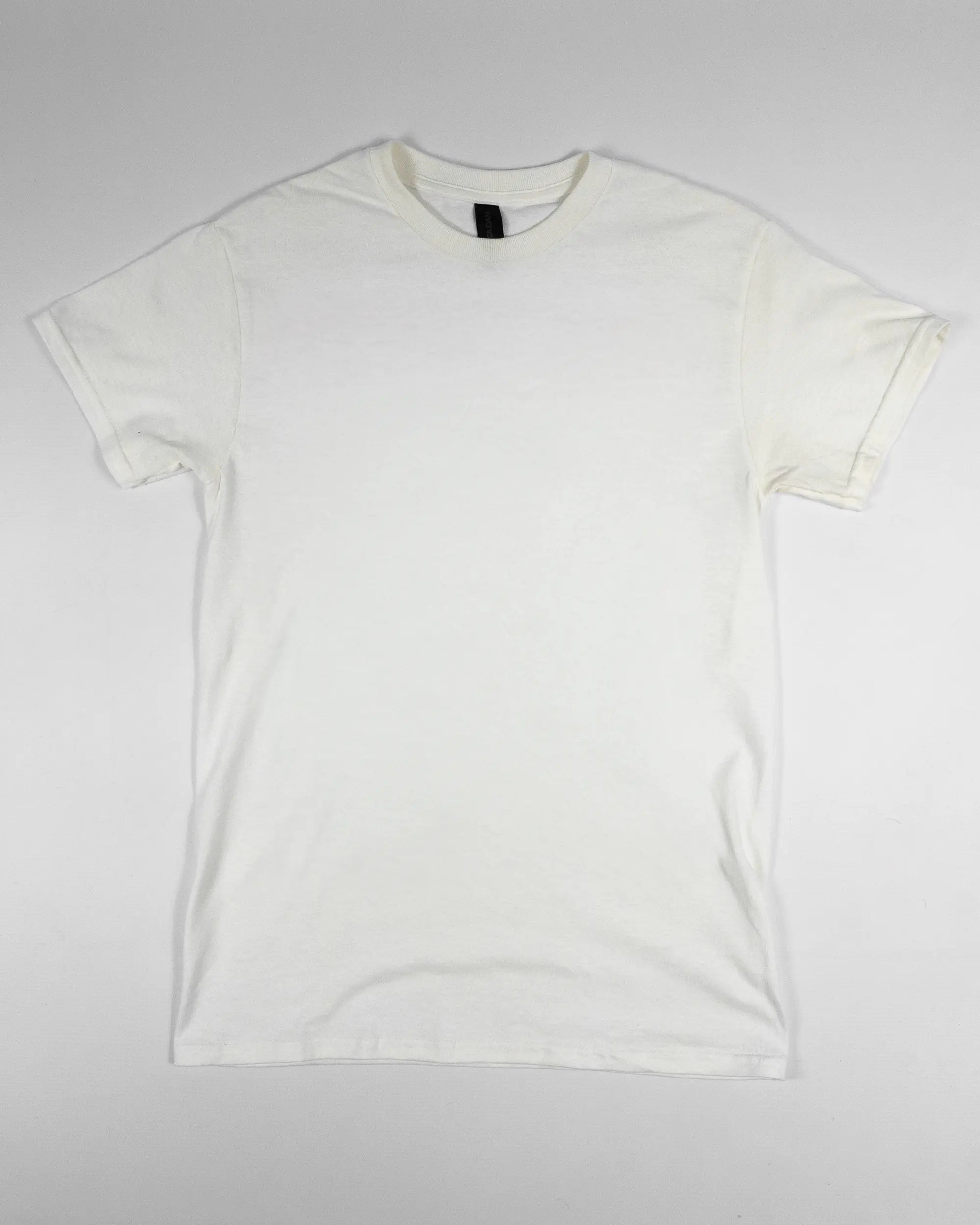 Vorderseite des Basic Unisex T-Shirt Regular von Maondo ohne Motiv in der Farbe White und in der Größe S flach auf den Boden gelegt