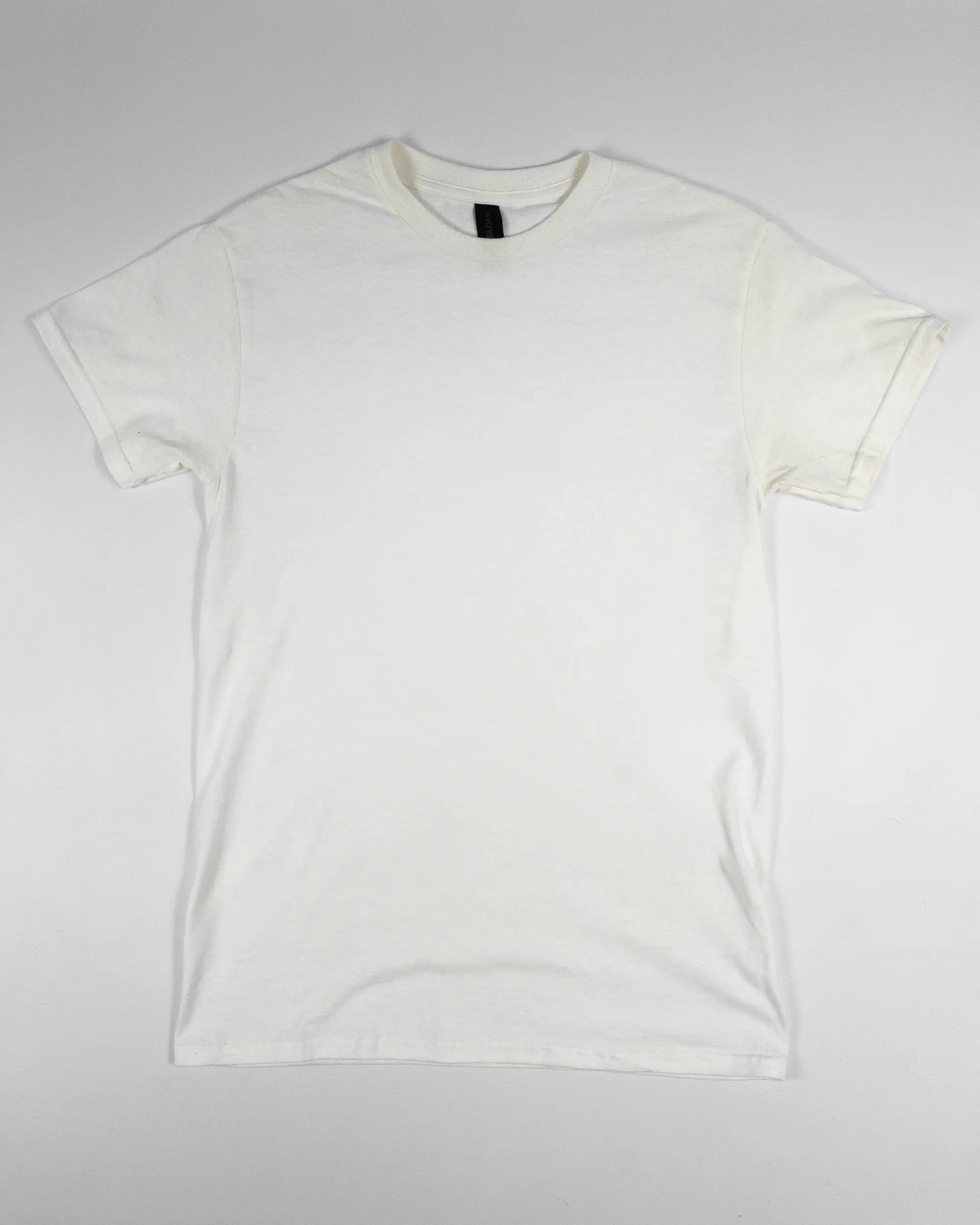 Vorderseite des Basic Unisex T-Shirt Regular von Maondo ohne Motiv in der Farbe White und in der Größe S flach auf den Boden gelegt