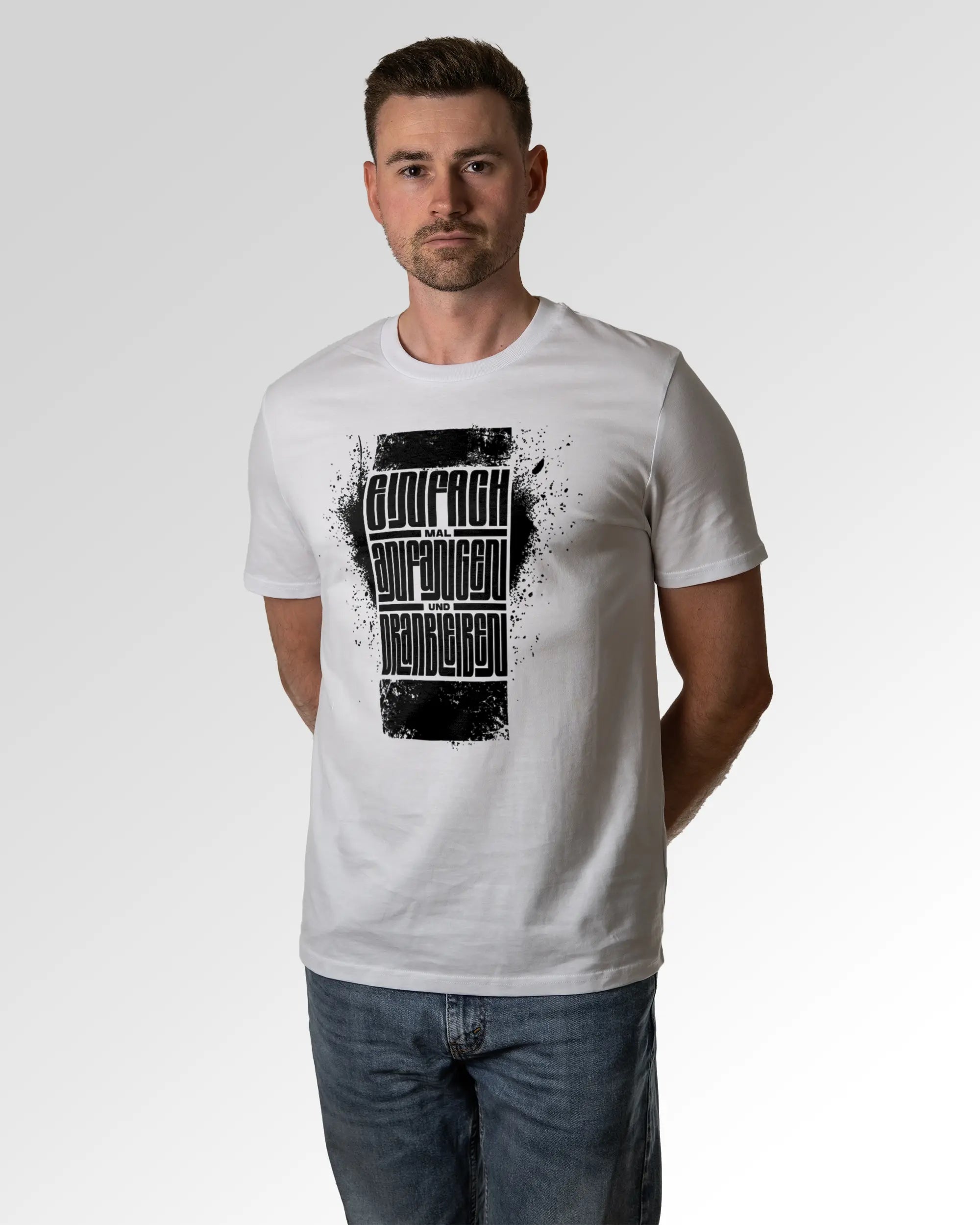 Primärer Modelshot der Druckseite des Organic Unisex T-Shirts von Maondo im Casual Fit mit dem Design Einfach Anfangen in der Farbe White